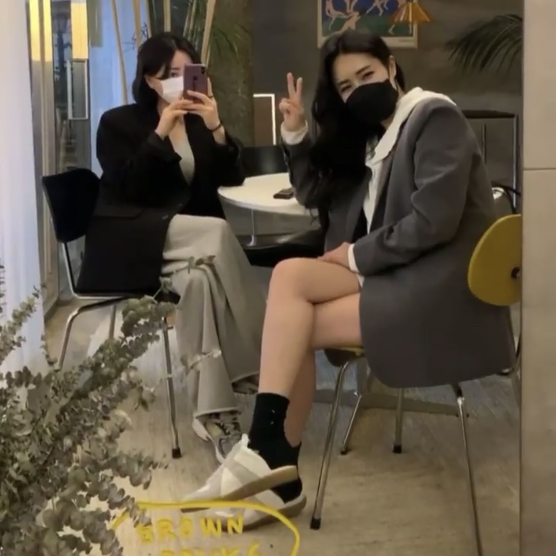 (W) Maison Margiela Replica Cut-Out Sneakers Light Grey 착용 스타일 - 3