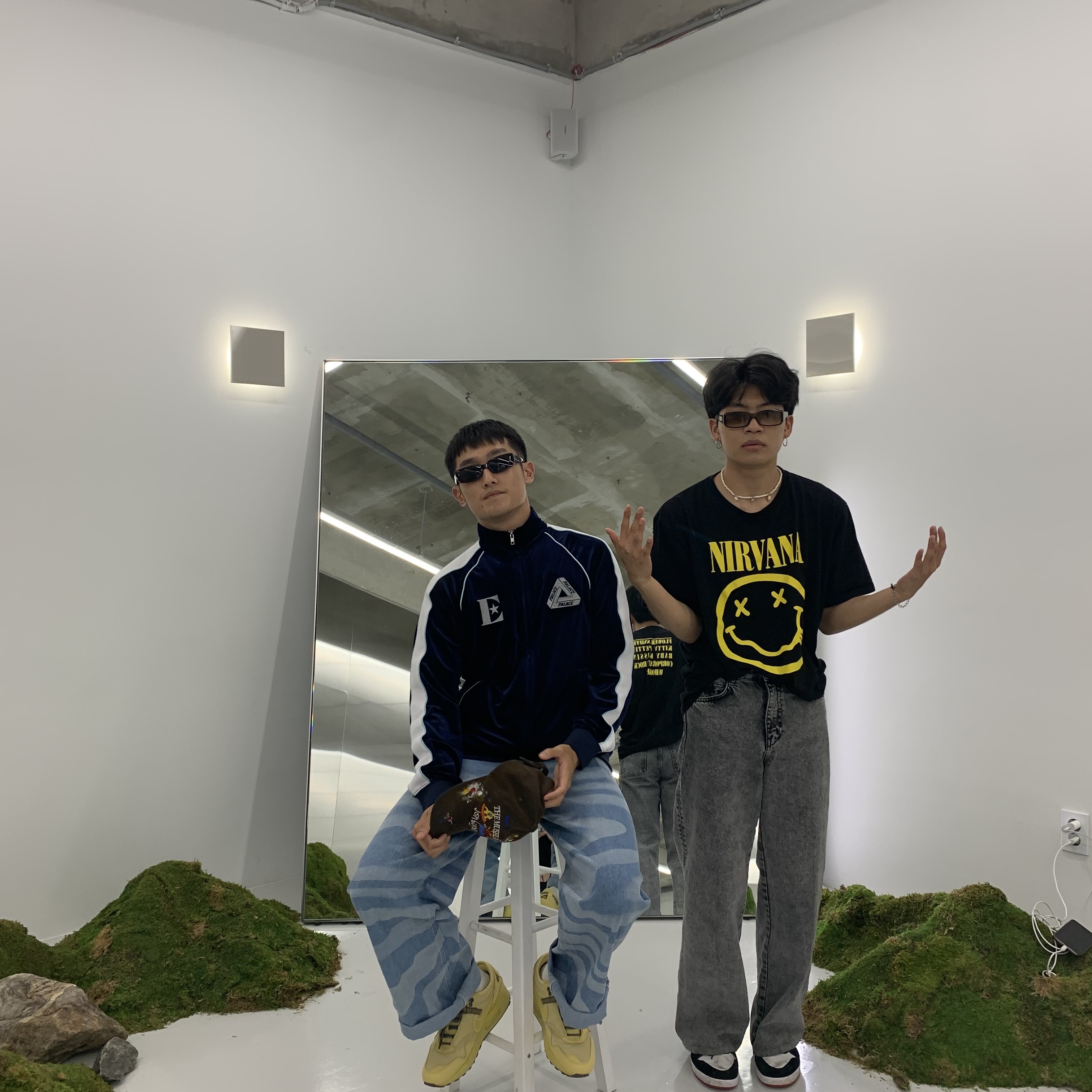 Palace x Elton John Velour Track Top Navy - 22SS, Nike x Travis Scott Air Max 1 Cact.us Gold 착용 스타일 - 3