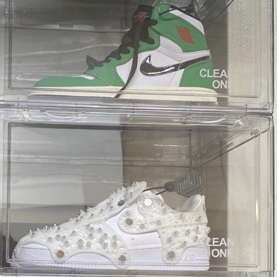 (W) Nike x Swarovski Air Force 1 LXX Triple White, (W) Jordan 1 Retro High OG Lucky Green 착용 스타일