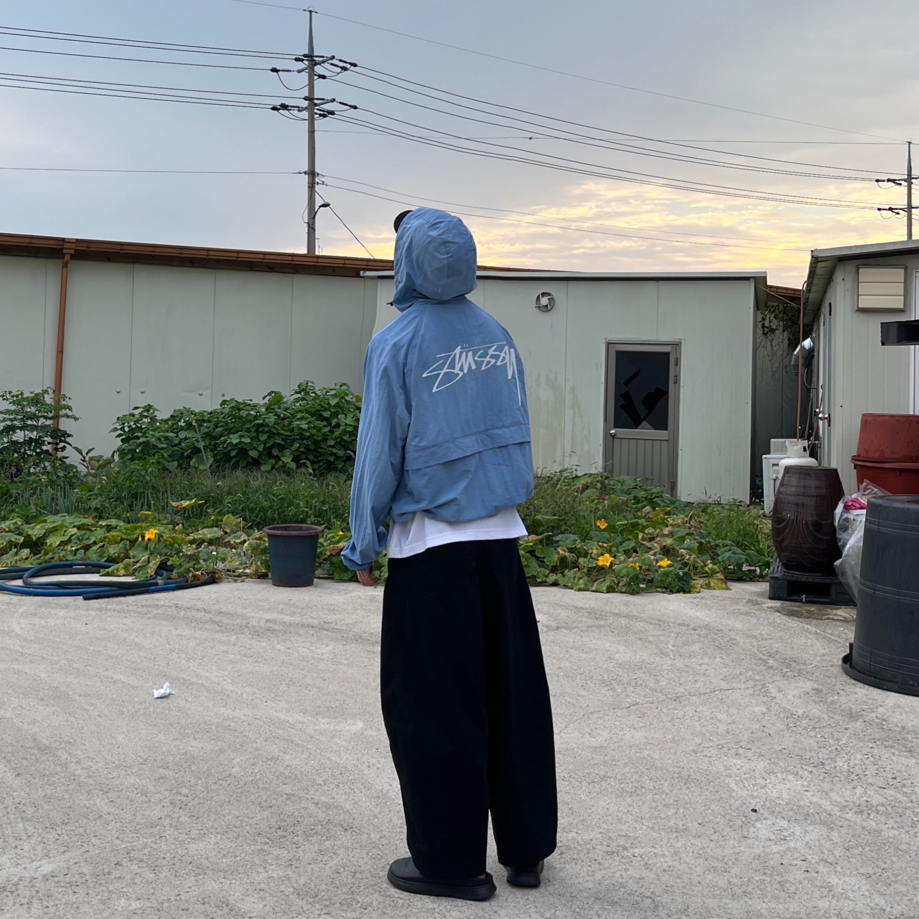 Stussy Wave Dye Beach Shell Jacket Laguna Blue 착용 스타일 - 1