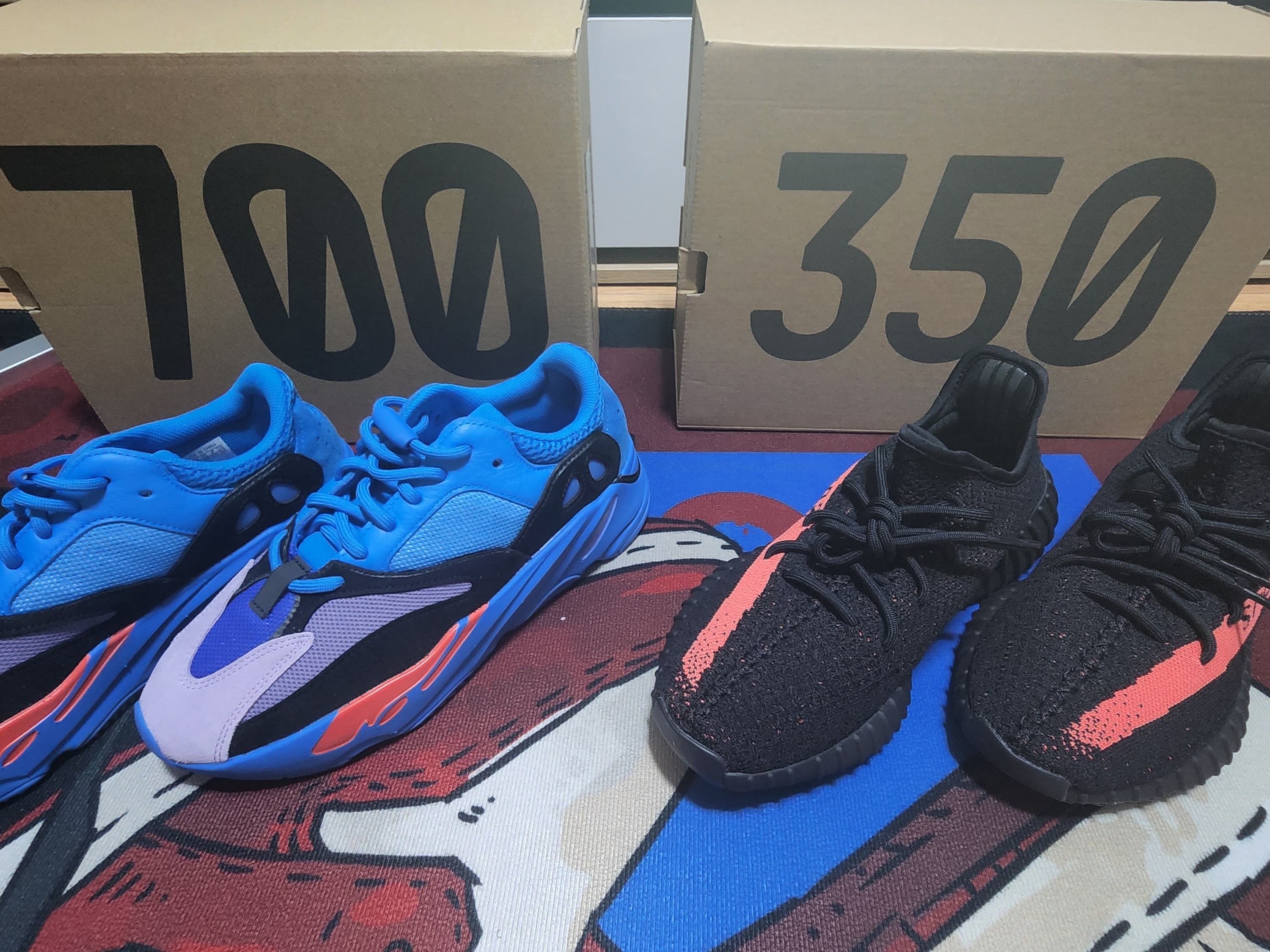 Adidas Yeezy Boost 350 V2 Core Black Red 2022/2023, Adidas Yeezy Boost 700 Hi-Res Blue 착용 스타일 - 2