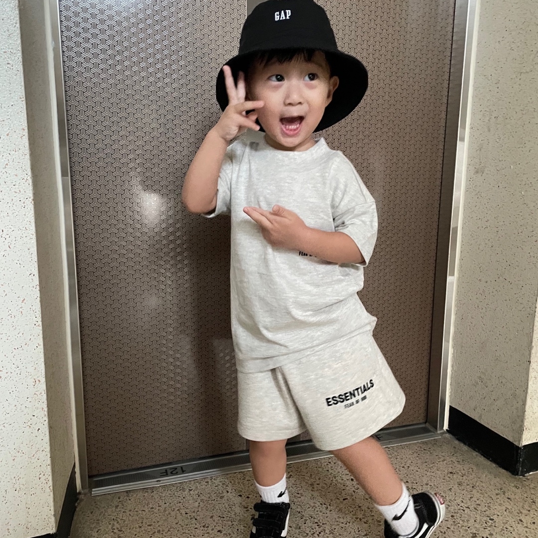 (Kids) Essentials The Core Collection Sweatshorts Light Oatmeal, (Kids) Essentials The Core Collection T-Shirt Light Oatmeal 착용 스타일 - 2