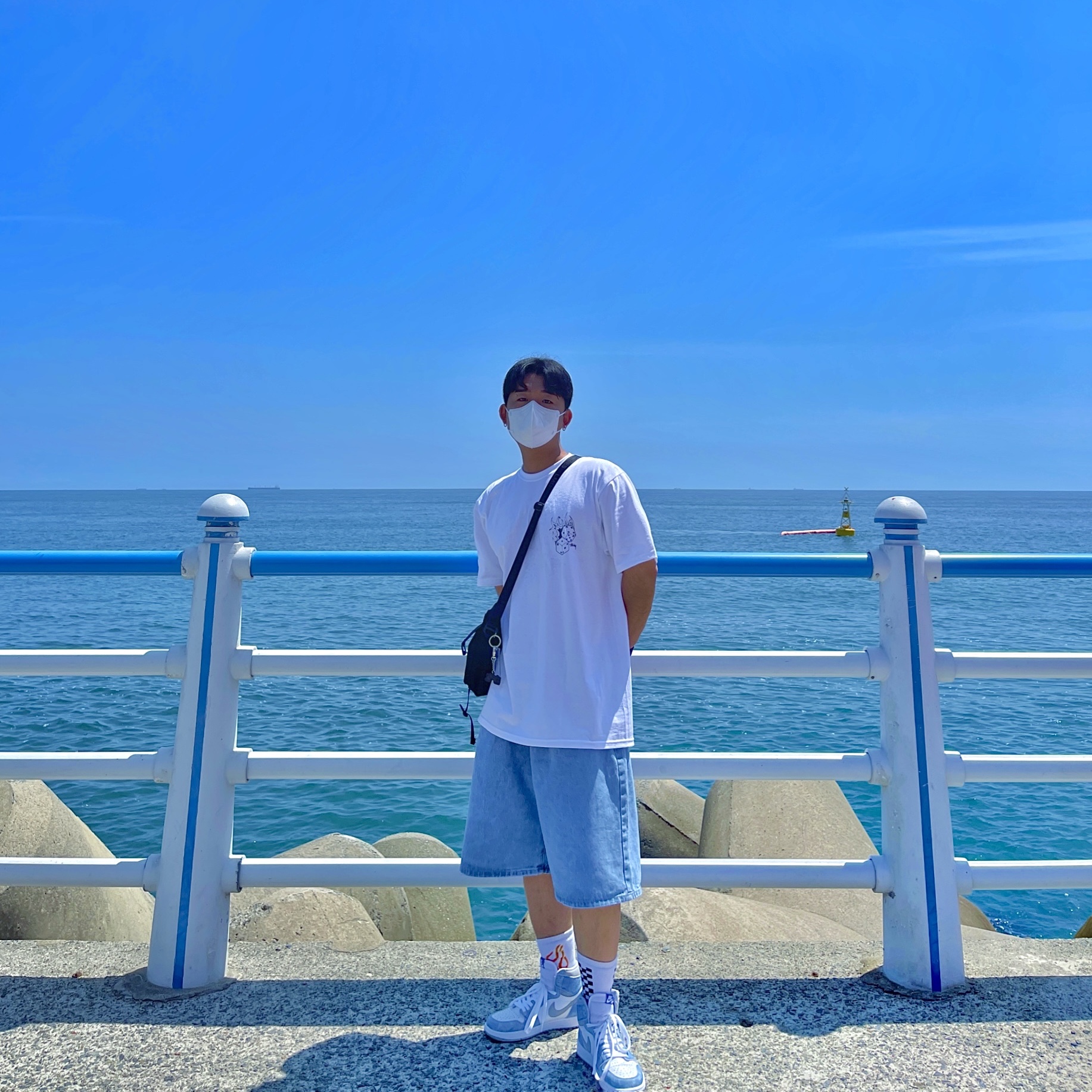Stussy Fire Dice T-Shirt White, Jordan 1 Retro High OG Hyper Royal 착용 스타일