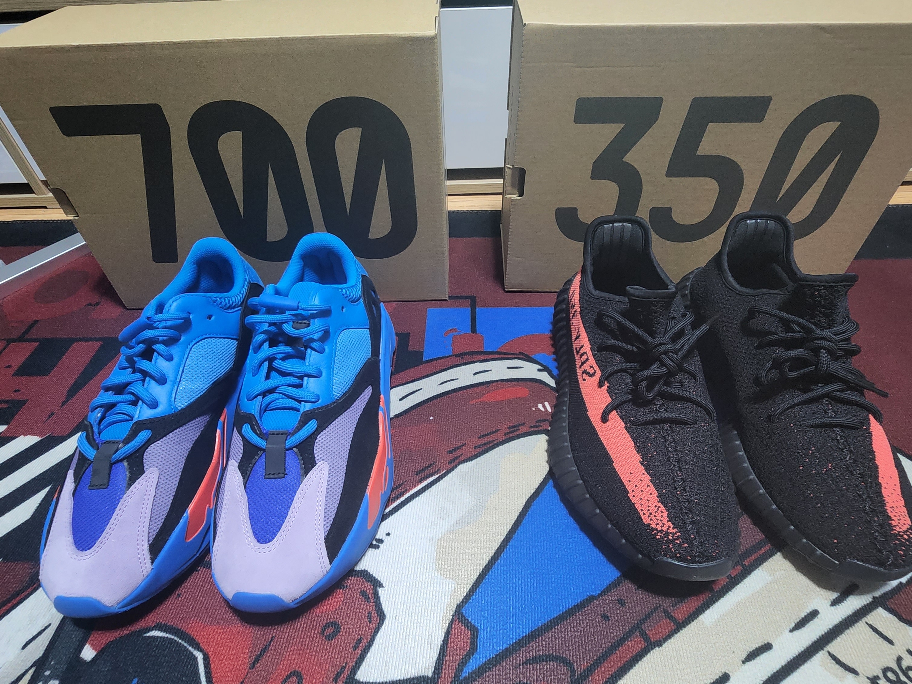Adidas Yeezy Boost 350 V2 Core Black Red 2022/2023, Adidas Yeezy Boost 700 Hi-Res Blue 착용 스타일 - 3