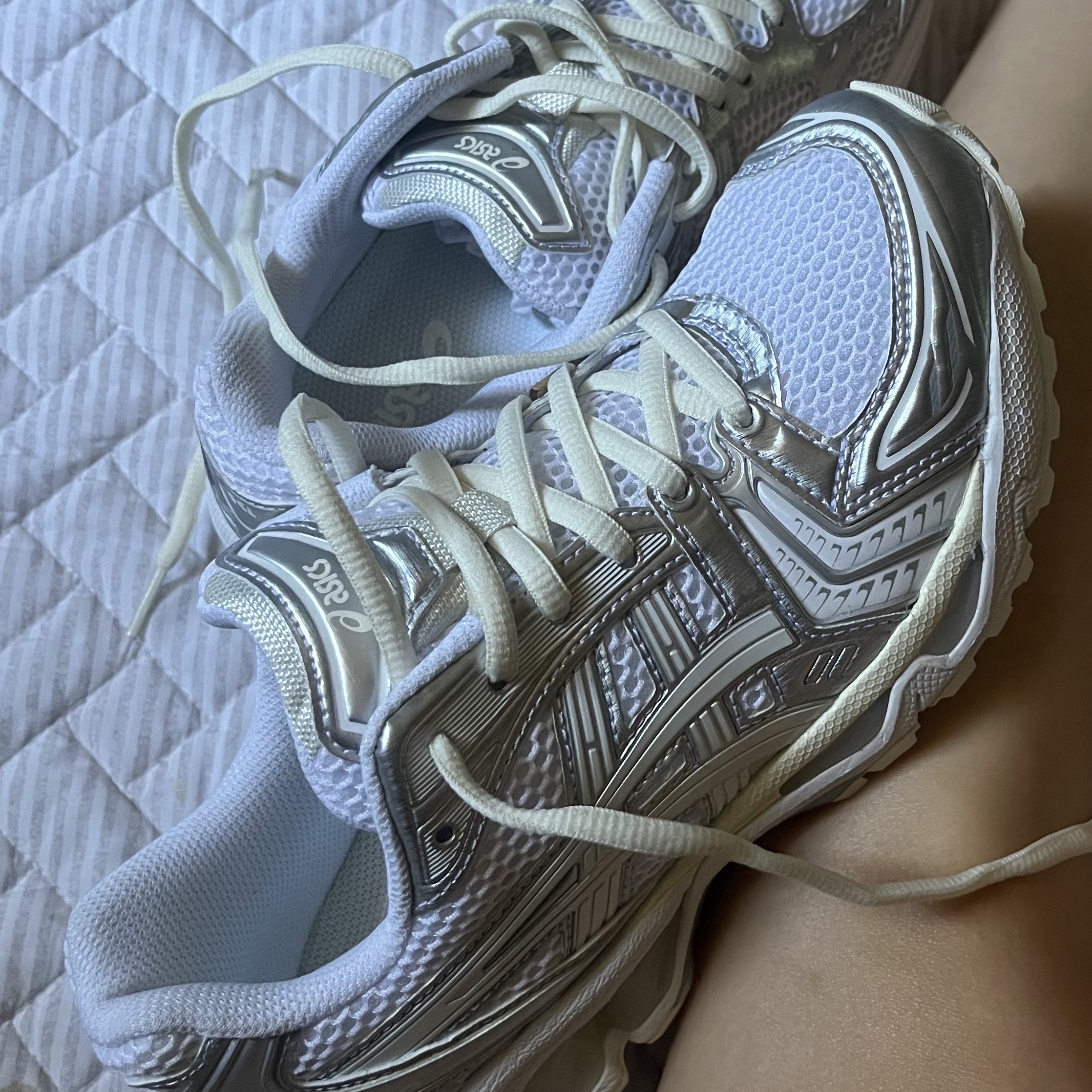 Asics x JJJJound Gel-Kayano 14 Silver White 착용 스타일 - 4