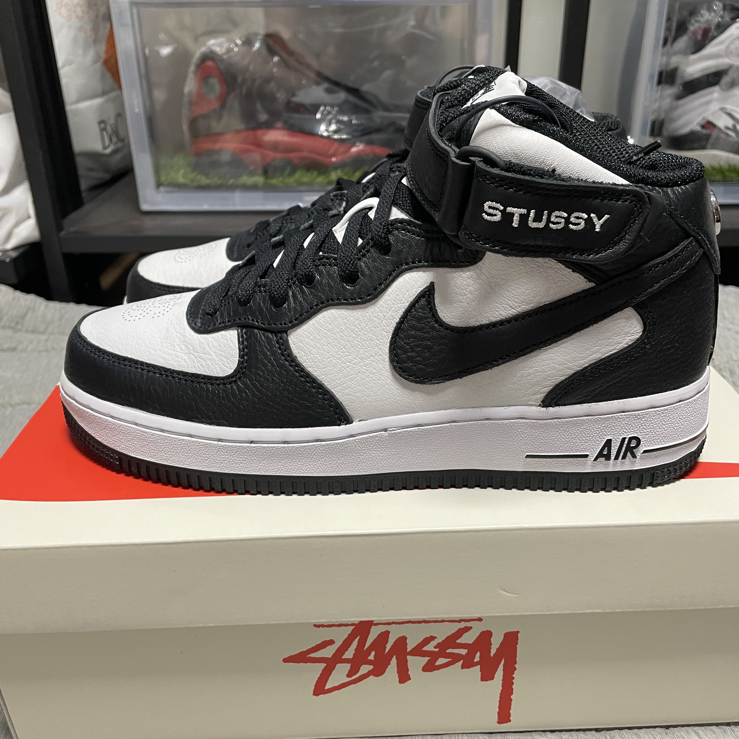 Nike x Stussy Air Force 1 '07 Mid SP Black and Light Bone 착용 스타일 - 3