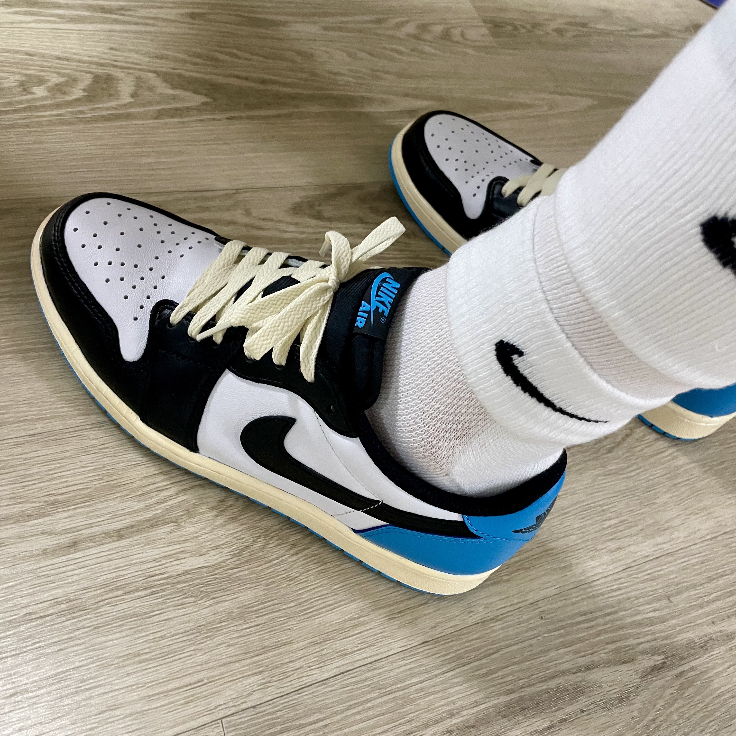Jordan 1 Retro Low OG Black and Dark Powder Blue 착용 스타일