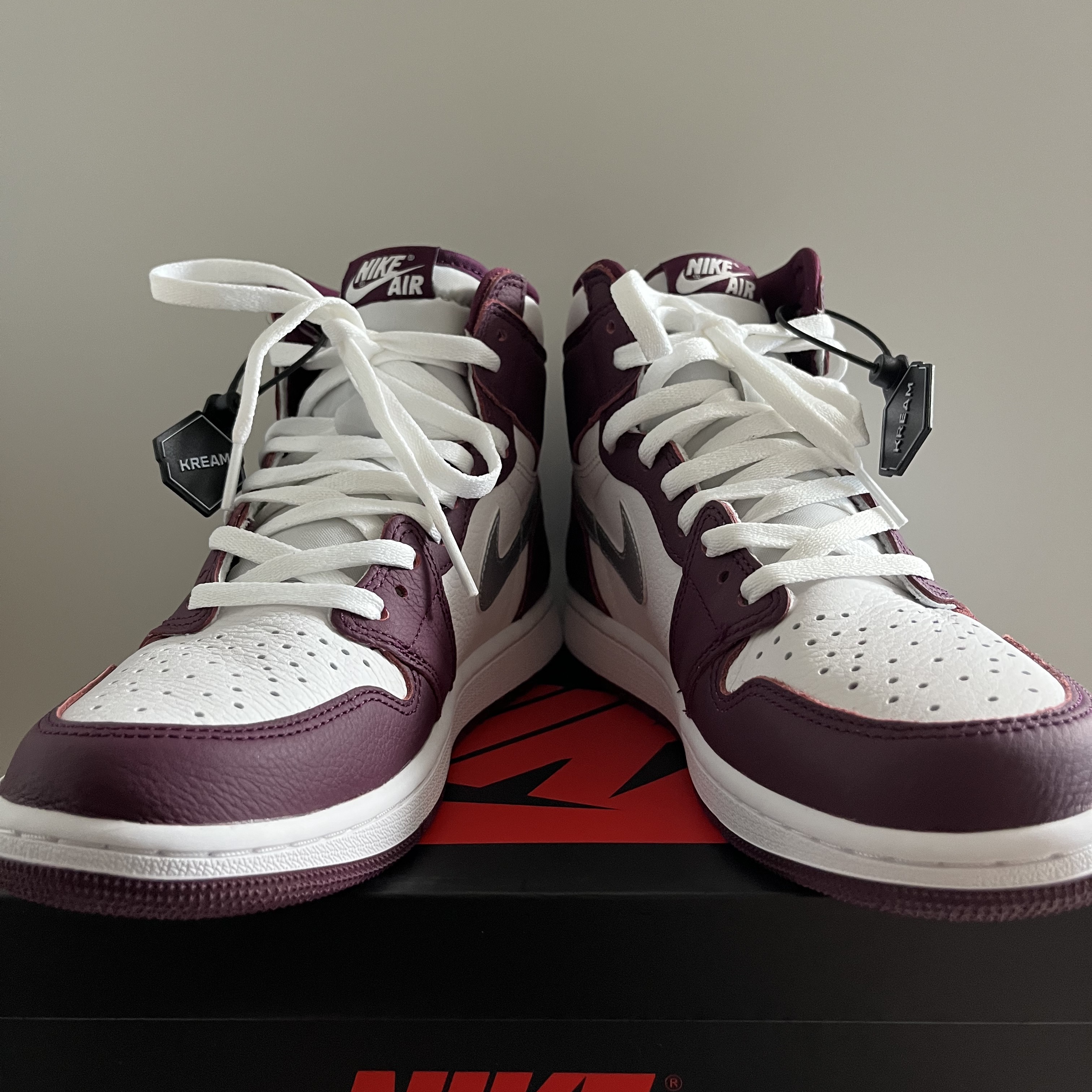 Jordan 1 Retro High OG Bordeaux 착용 스타일 - 1