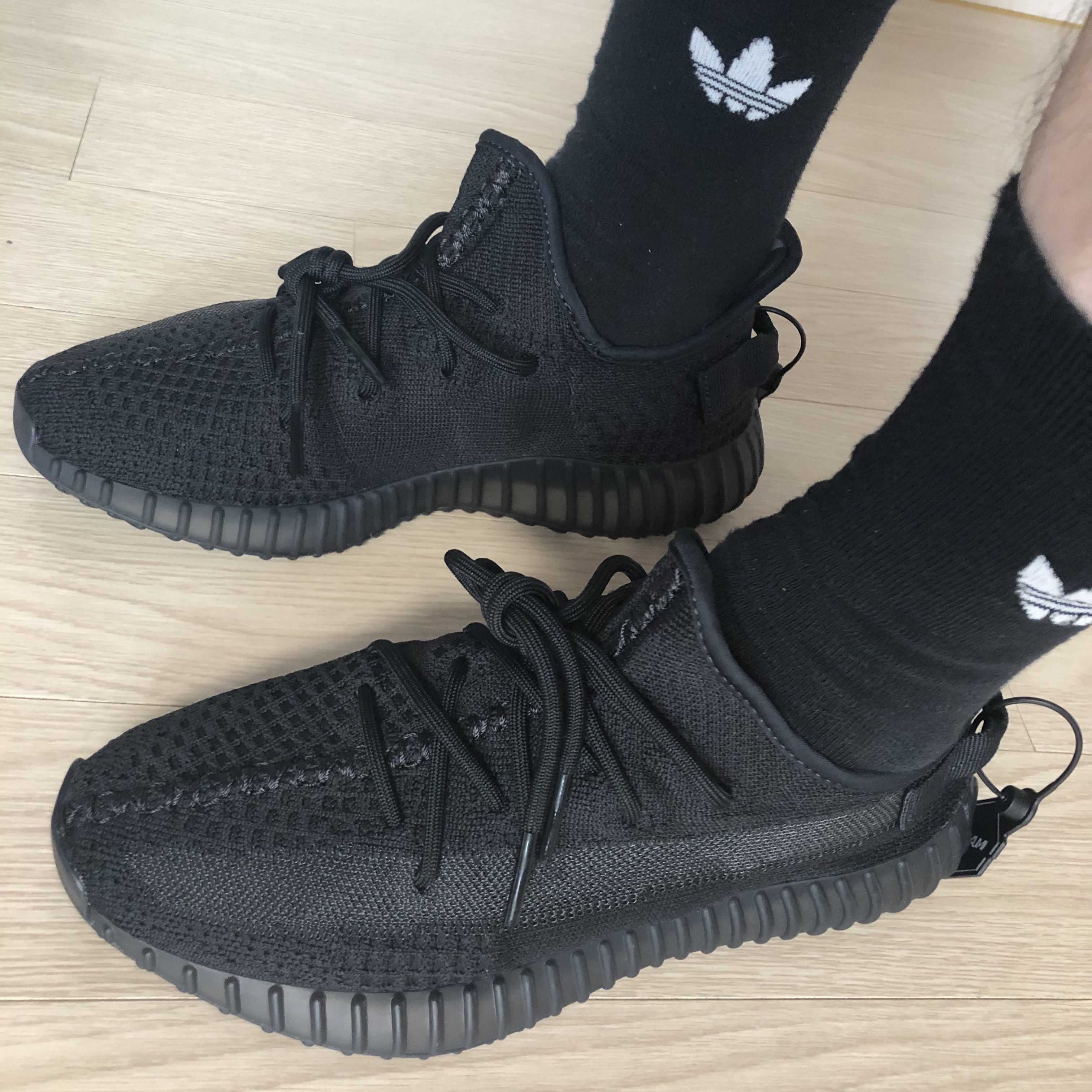 Adidas Yeezy Boost 350 V2 Onyx 착용 스타일 - 2