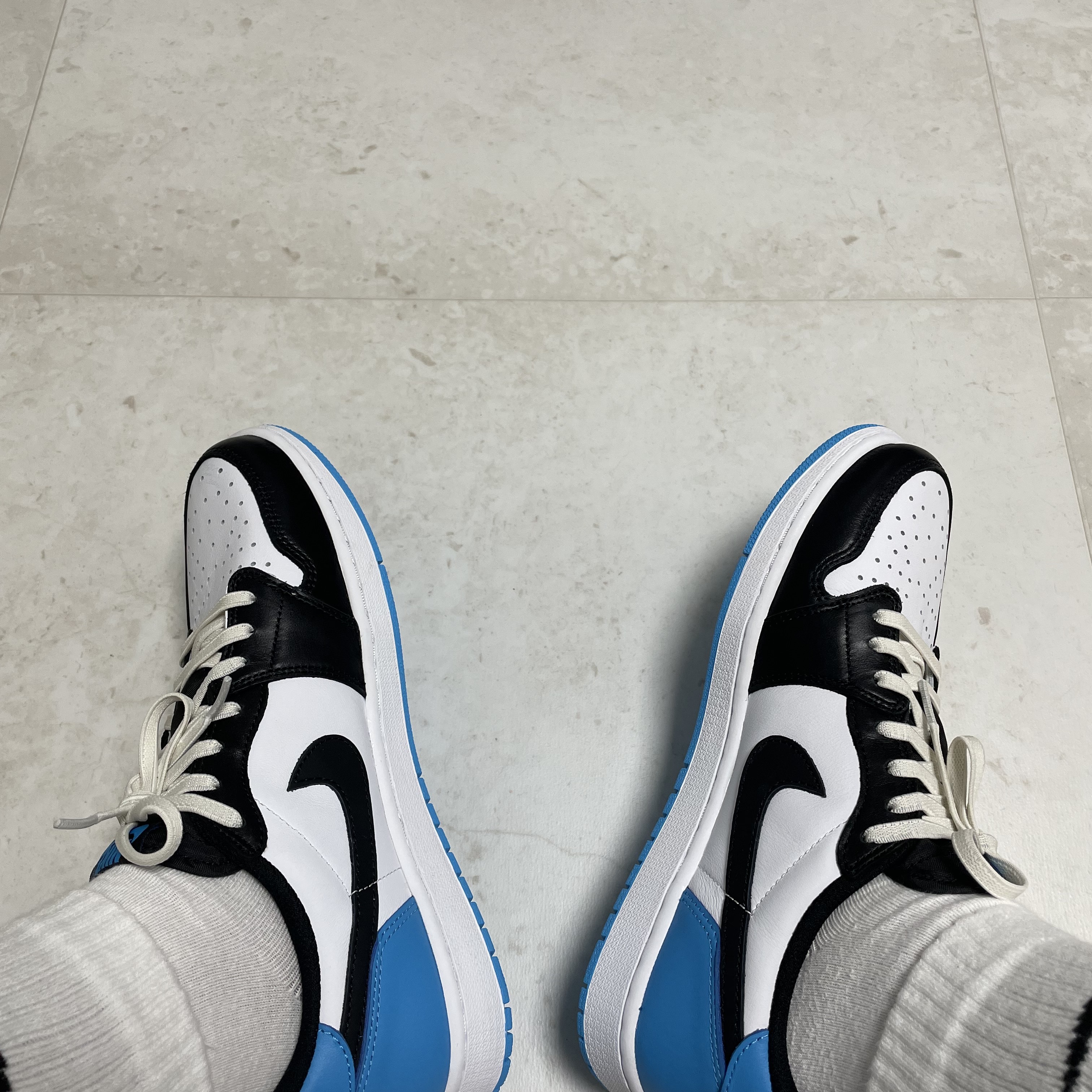 Jordan 1 Retro Low OG Black and Dark Powder Blue 착용 스타일 - 1