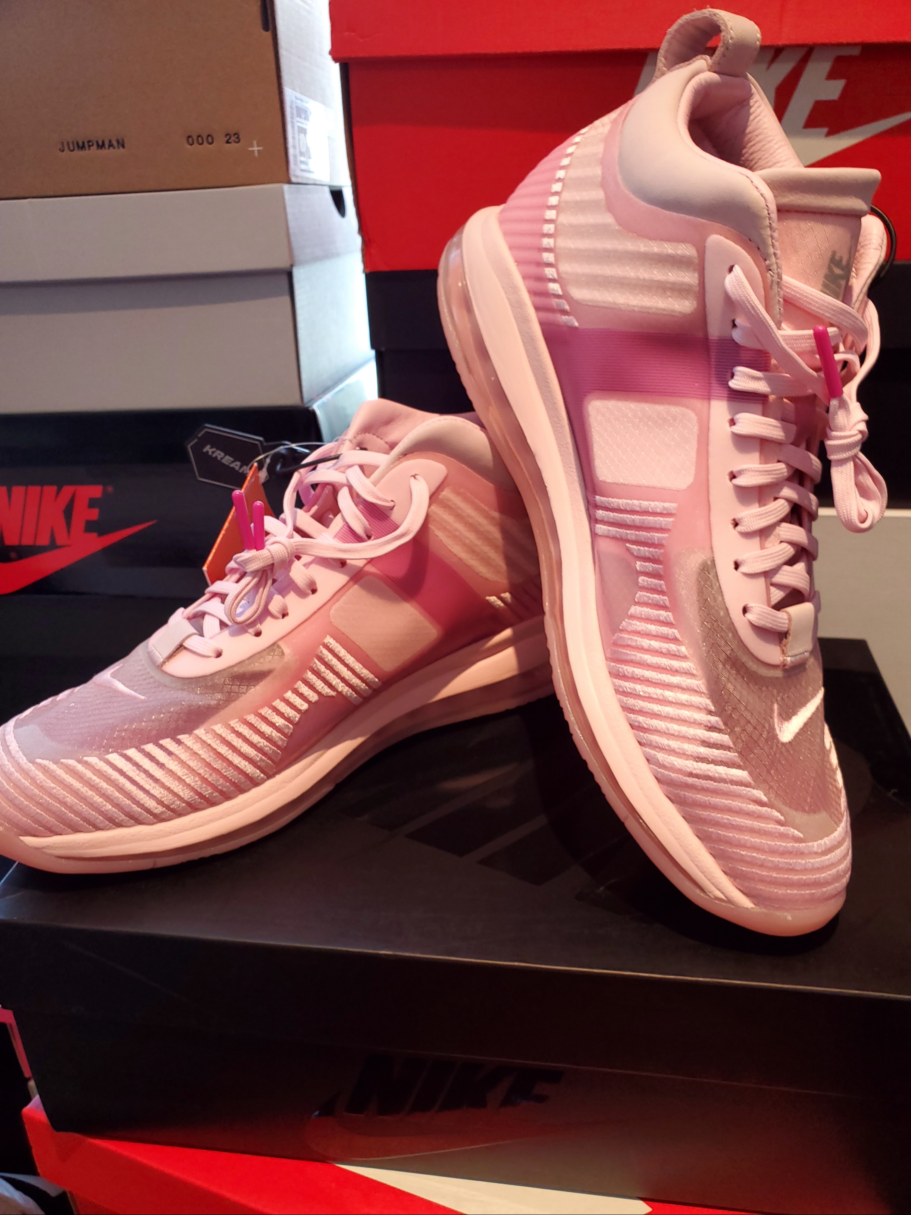 Nike x John Elliott LeBron Icon Tulip Pink 착용 스타일 - 1