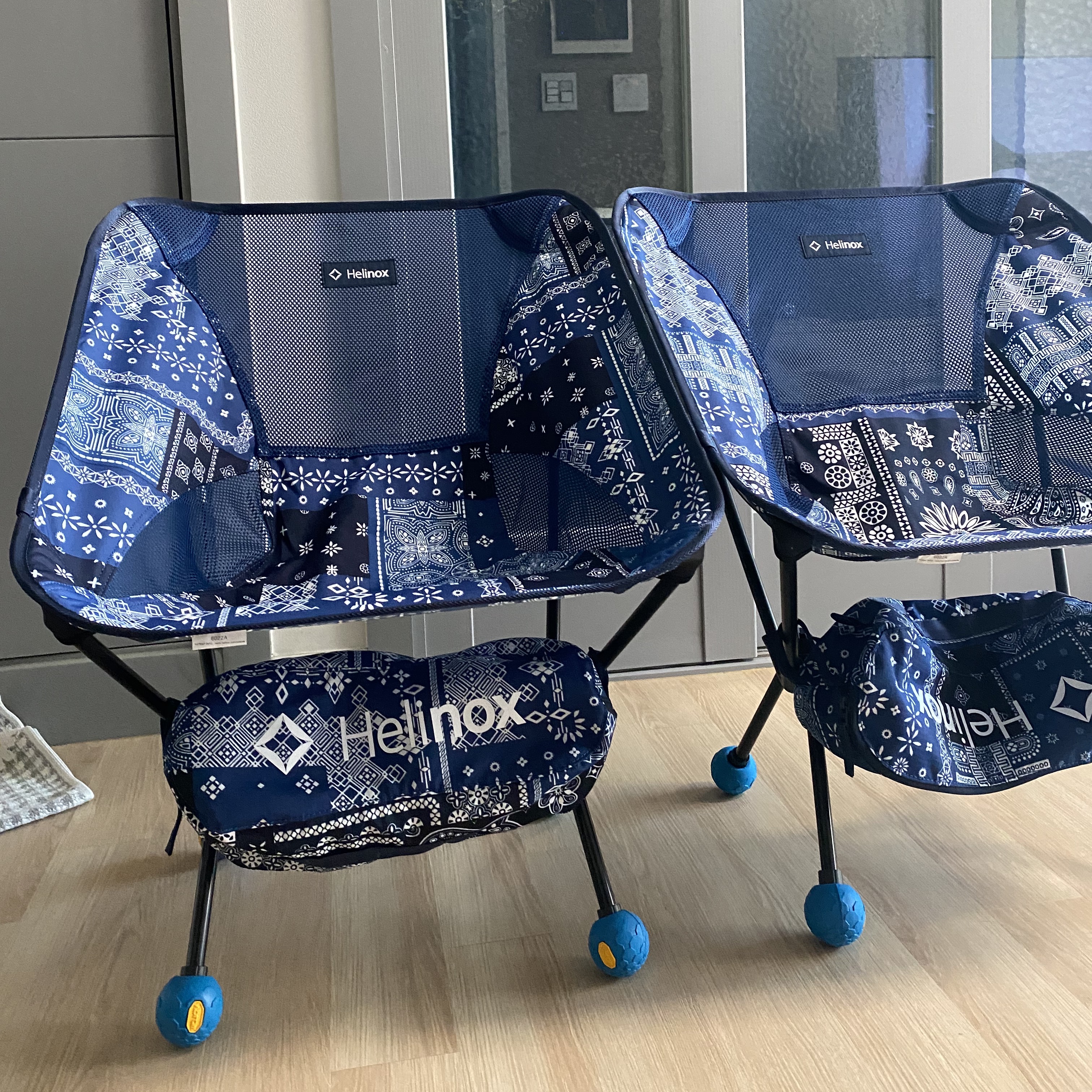 Helinox Chair One Blue Bandanna Quilt, Helinox Vibram Ball Feet 45mm Ocean Blue 착용 스타일