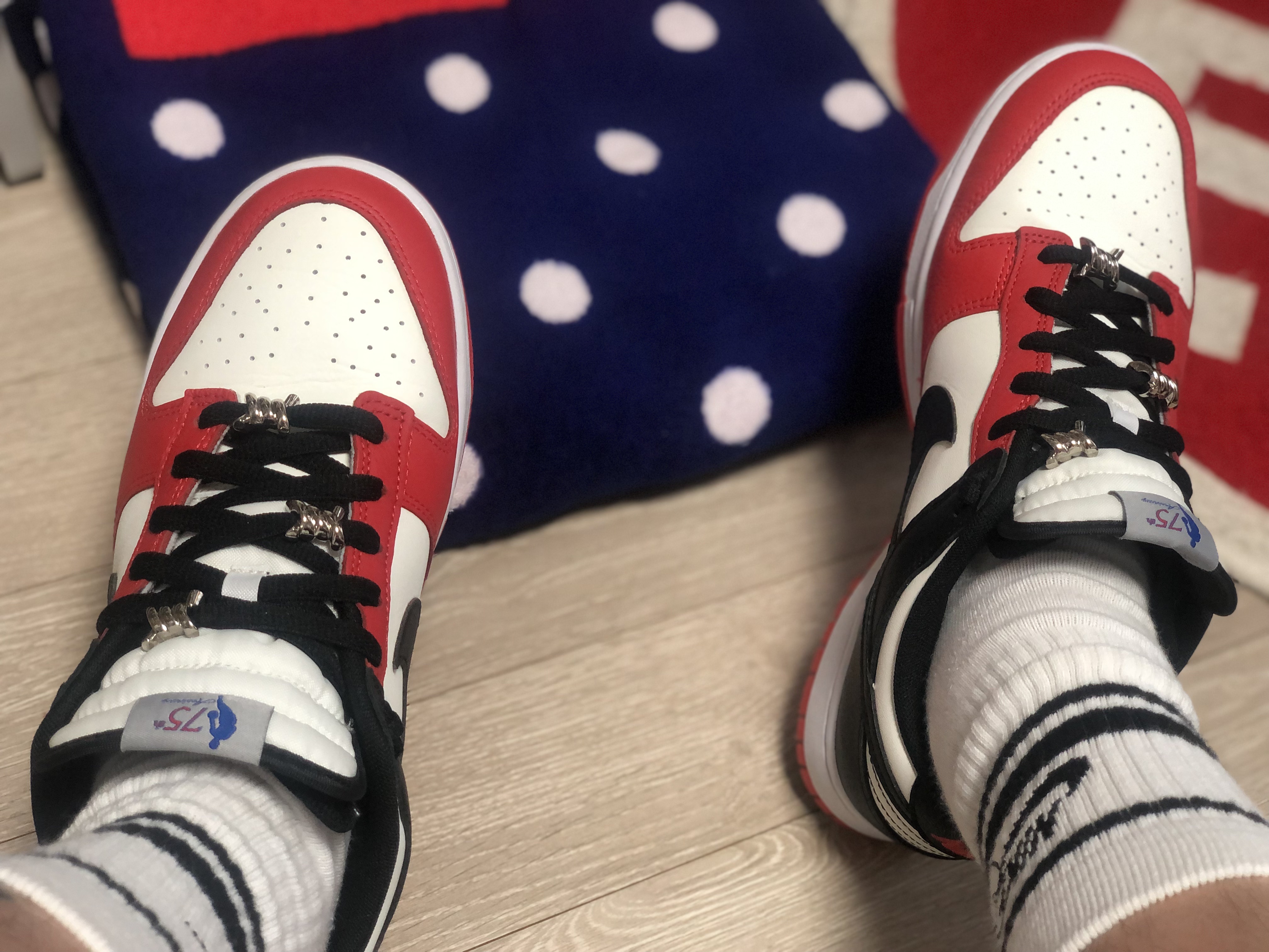 Nike x NBA Dunk Low Retro EMB Black and Chile Red 착용 스타일