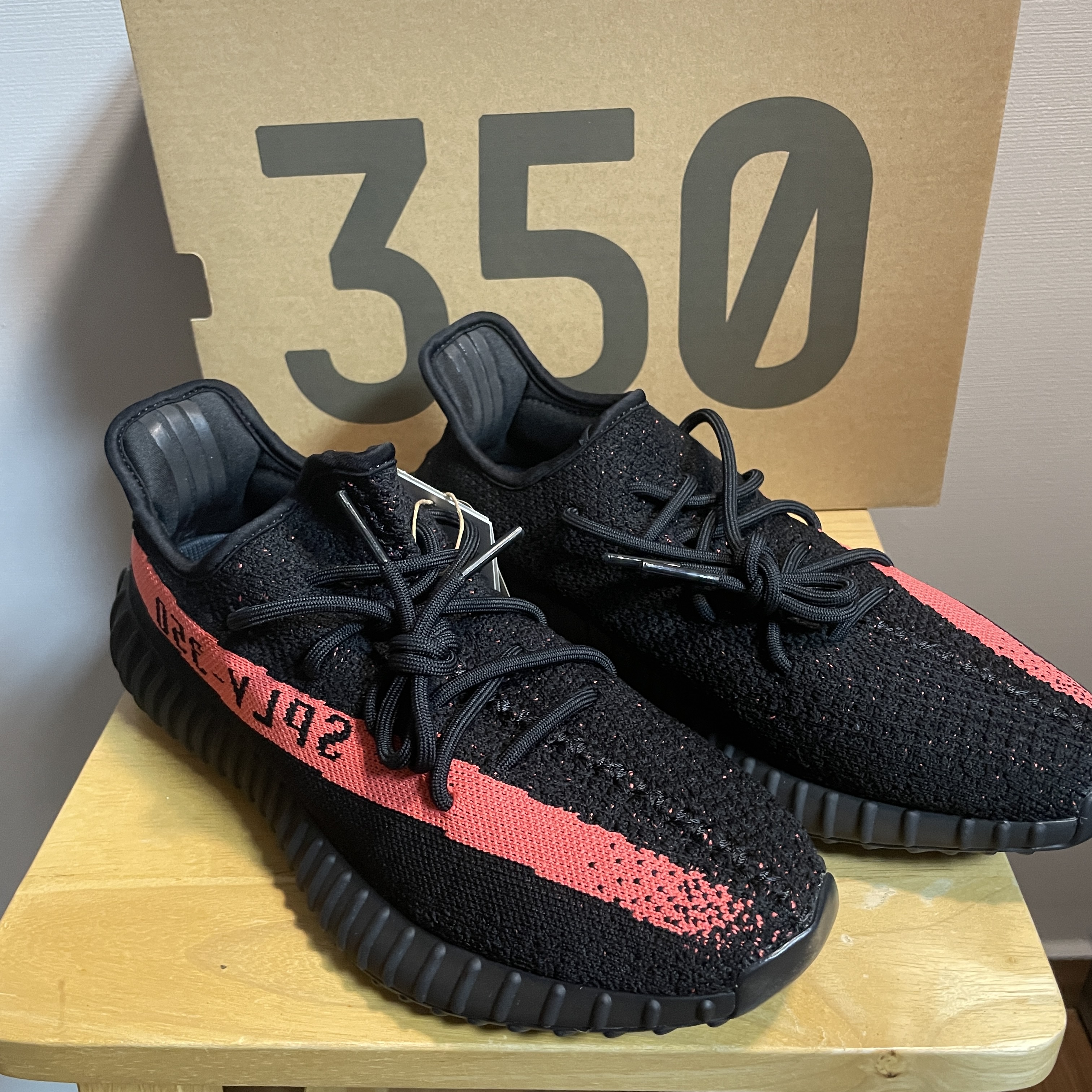Adidas Yeezy Boost 350 V2 Core Black Red 2022/2023 착용 스타일