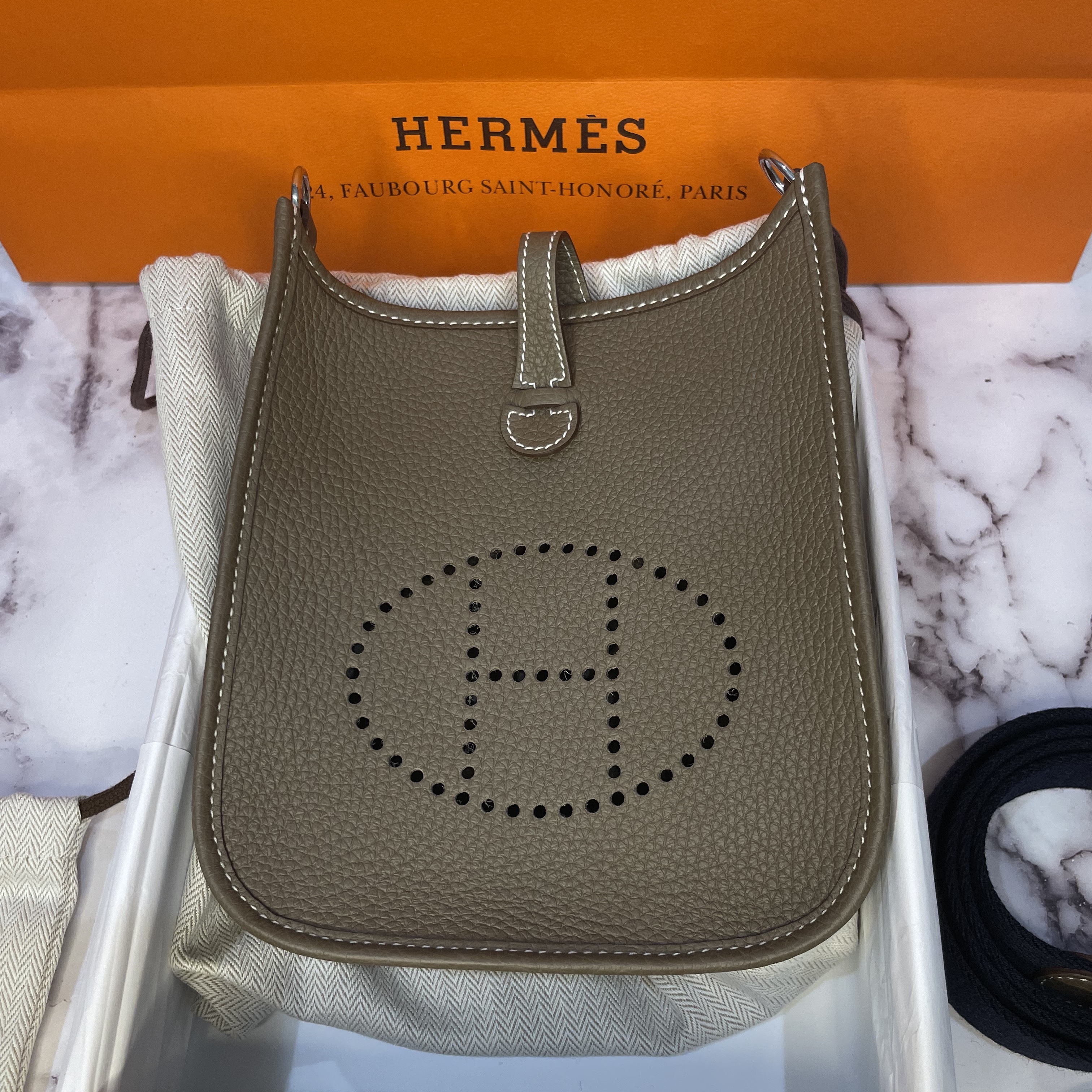 Hermes Evelyne 16 Amazone Bag Clemence & Gold Etoupe Bleu Indigo 착용 스타일