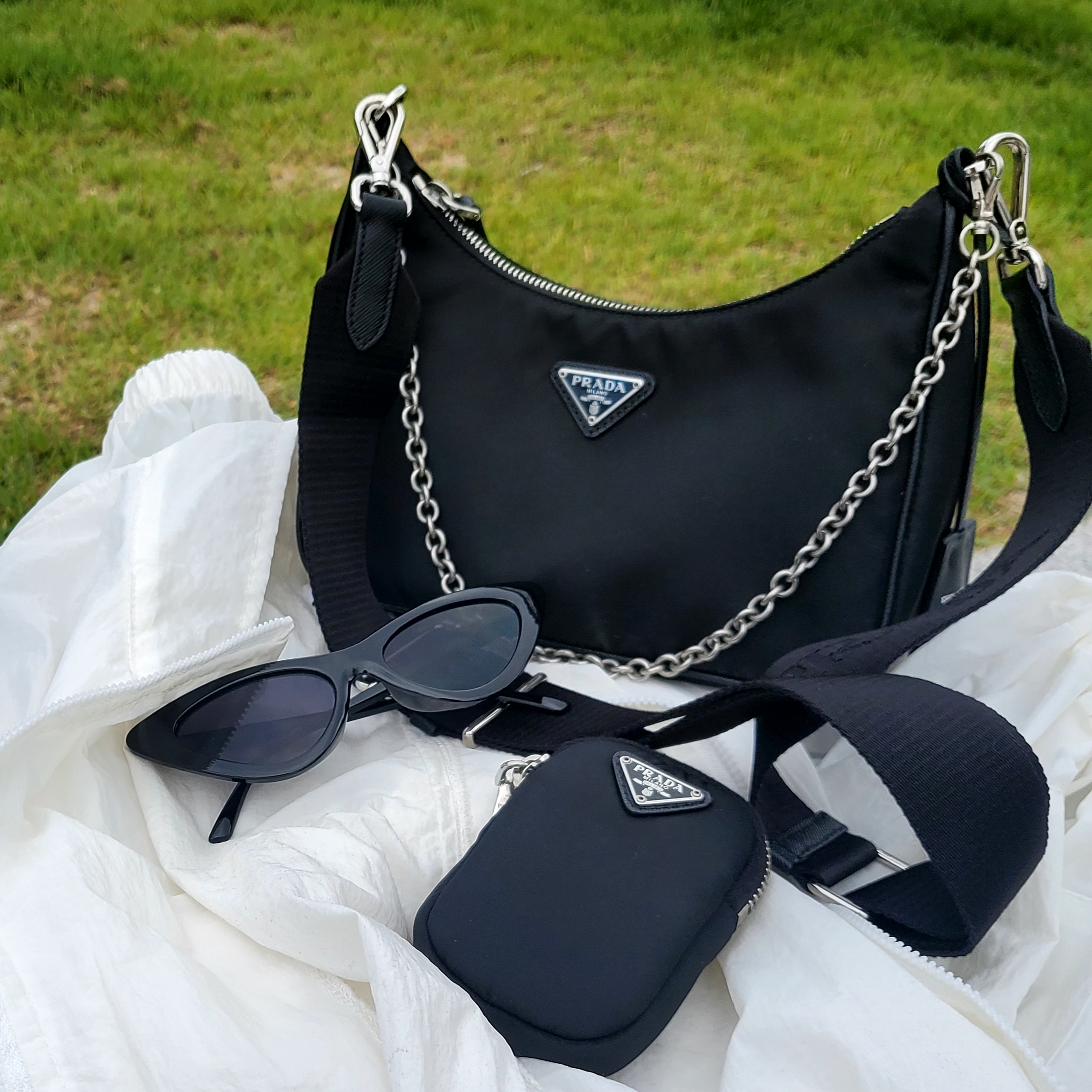 Prada Re-Edition 2005 Re-Nylon Shoulder Bag Black 착용 스타일 - 4