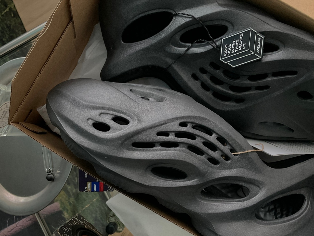 Adidas Yeezy Foam RNNR Onyx 착용 스타일
