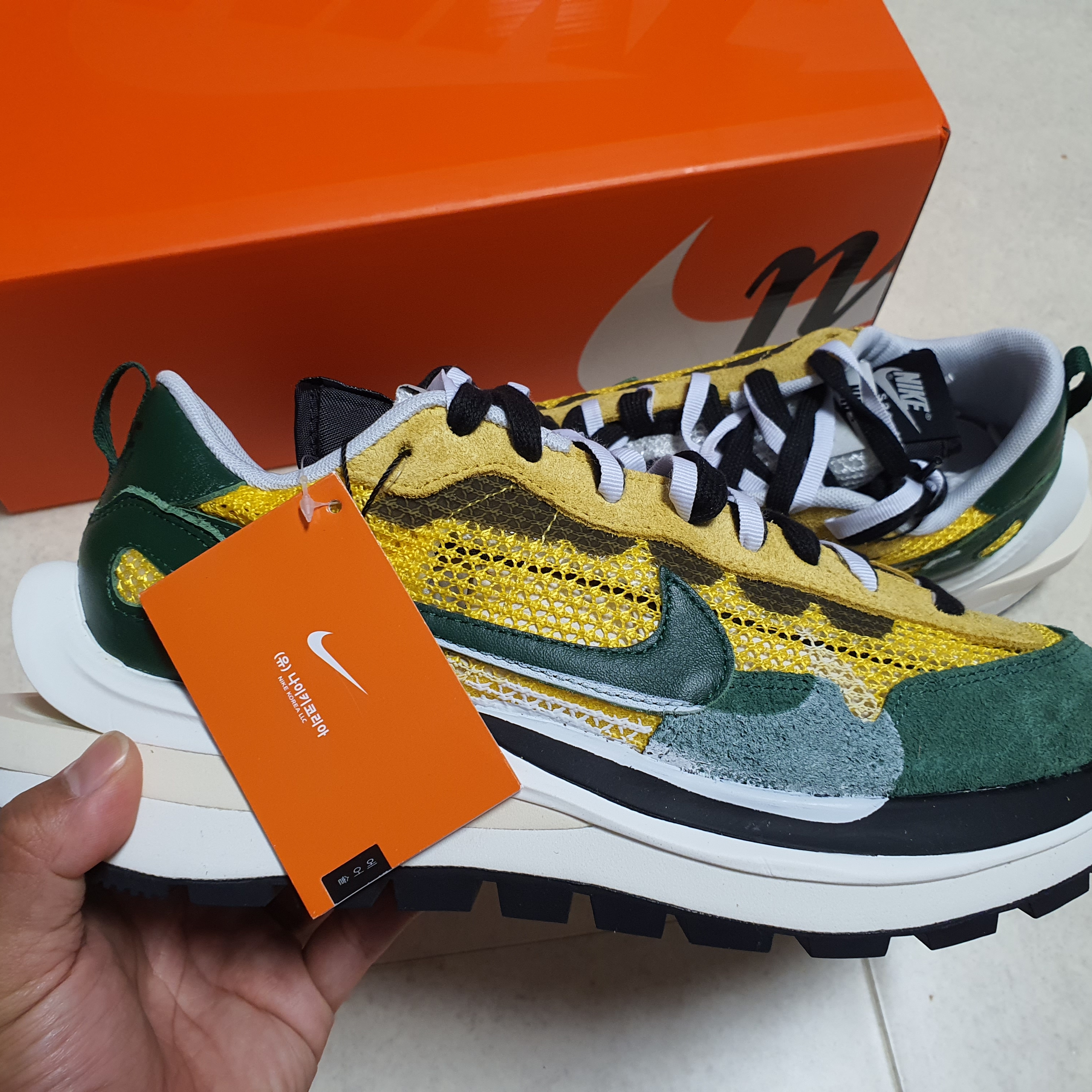 Nike x Sacai VaporWaffle Tour Yellow & Gorge Green Sail 착용 스타일