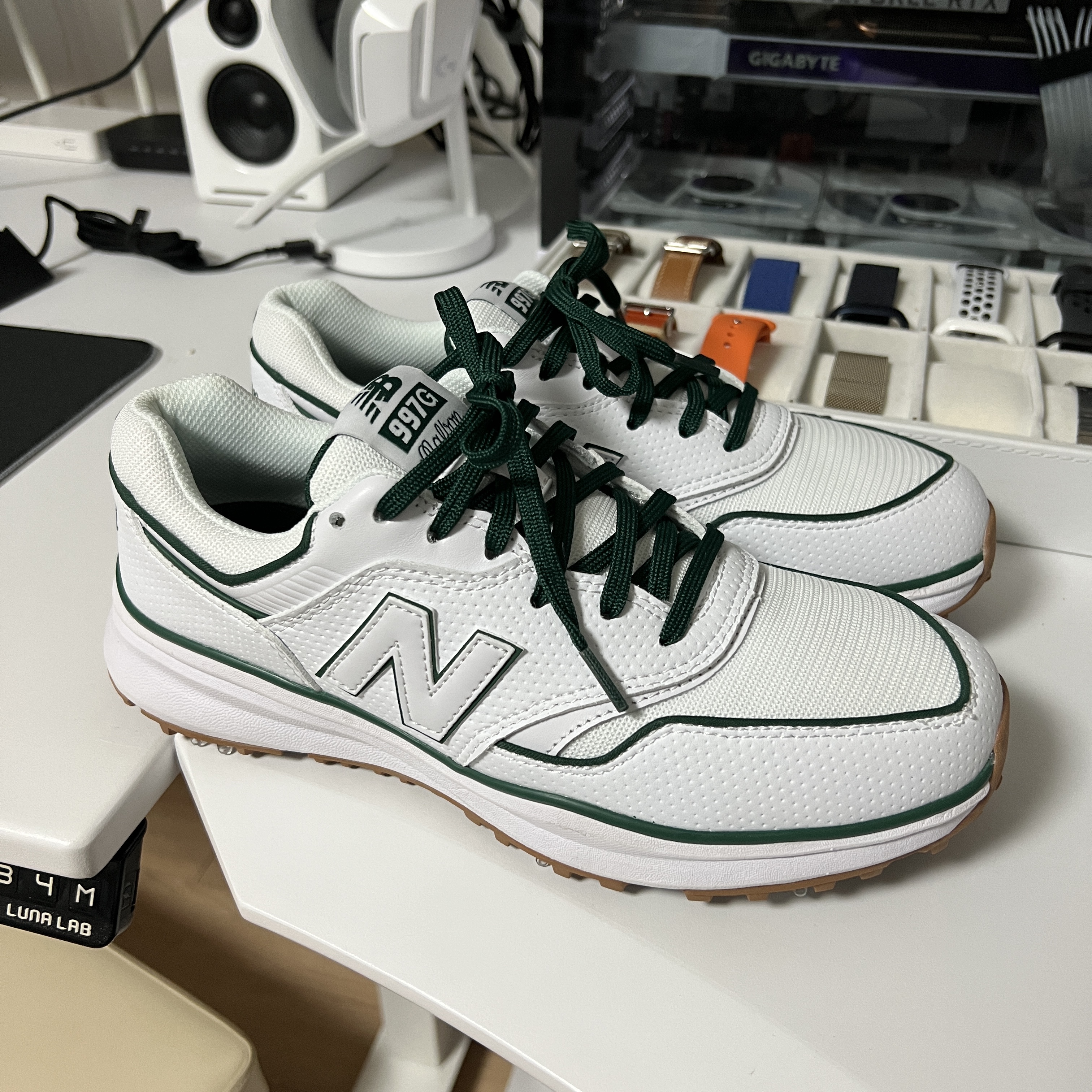 New Balance x Malbon 997 Golf White Green 착용 스타일 - 3