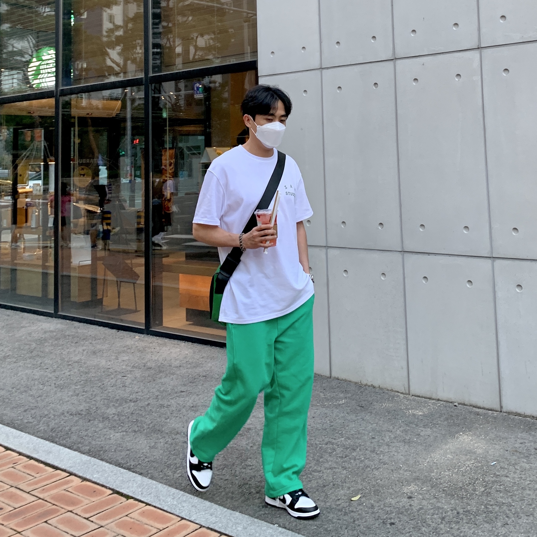 IAB Studio T-Shirt White Light Green, Nike Dunk Low Retro Black 착용 스타일 - 1
