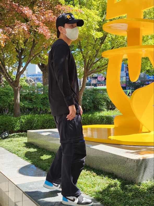 Jordan 1 Retro Low OG Black and Dark Powder Blue, Nike ACG Smith Summit Cargo Pants Black Summit White - Asia 착용 스타일 - 1