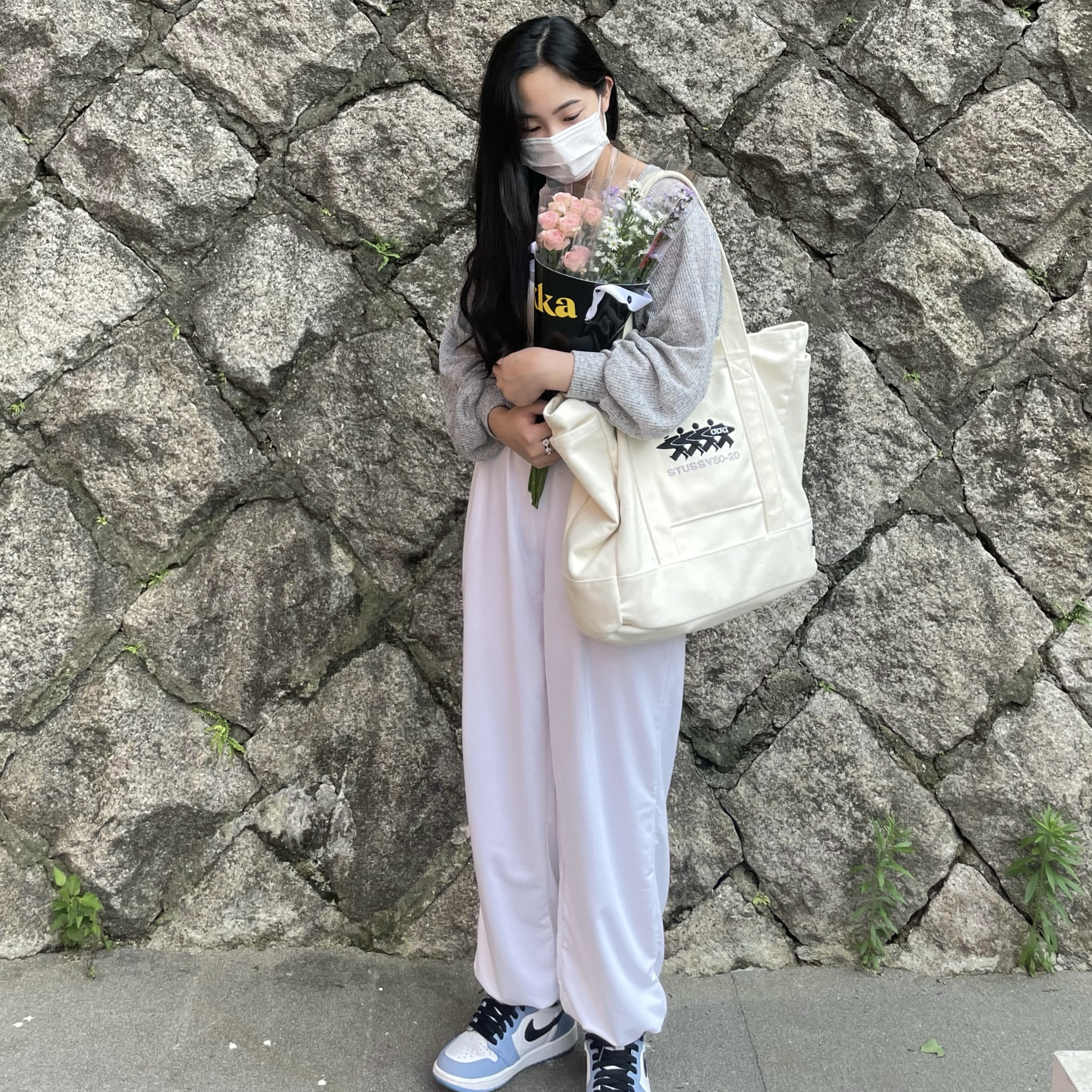 Jordan 1 Retro High OG University Blue, Stussy x CDG Canvas Tote Natural 착용 스타일