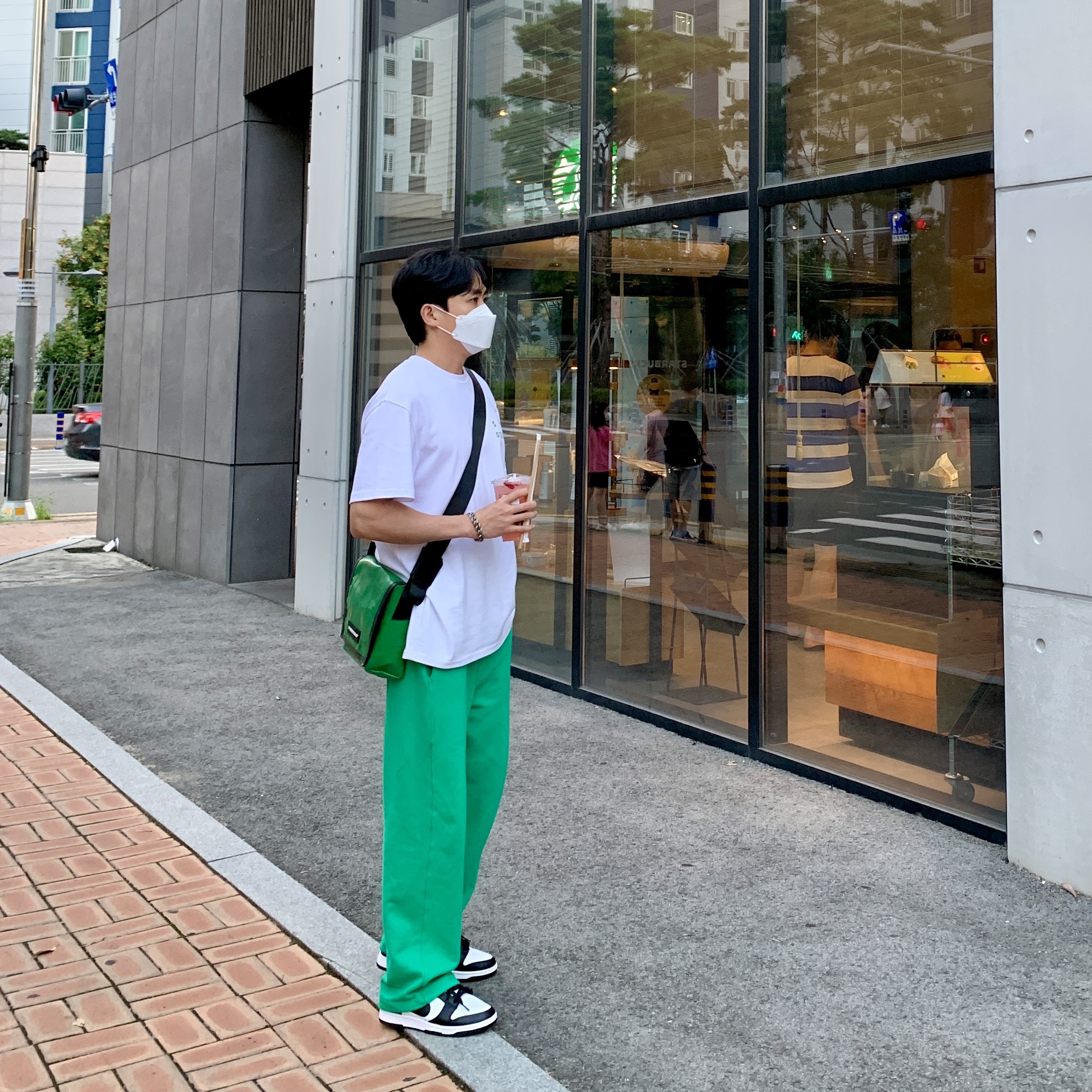 IAB Studio T-Shirt White Light Green, Nike Dunk Low Retro Black 착용 스타일 - 3