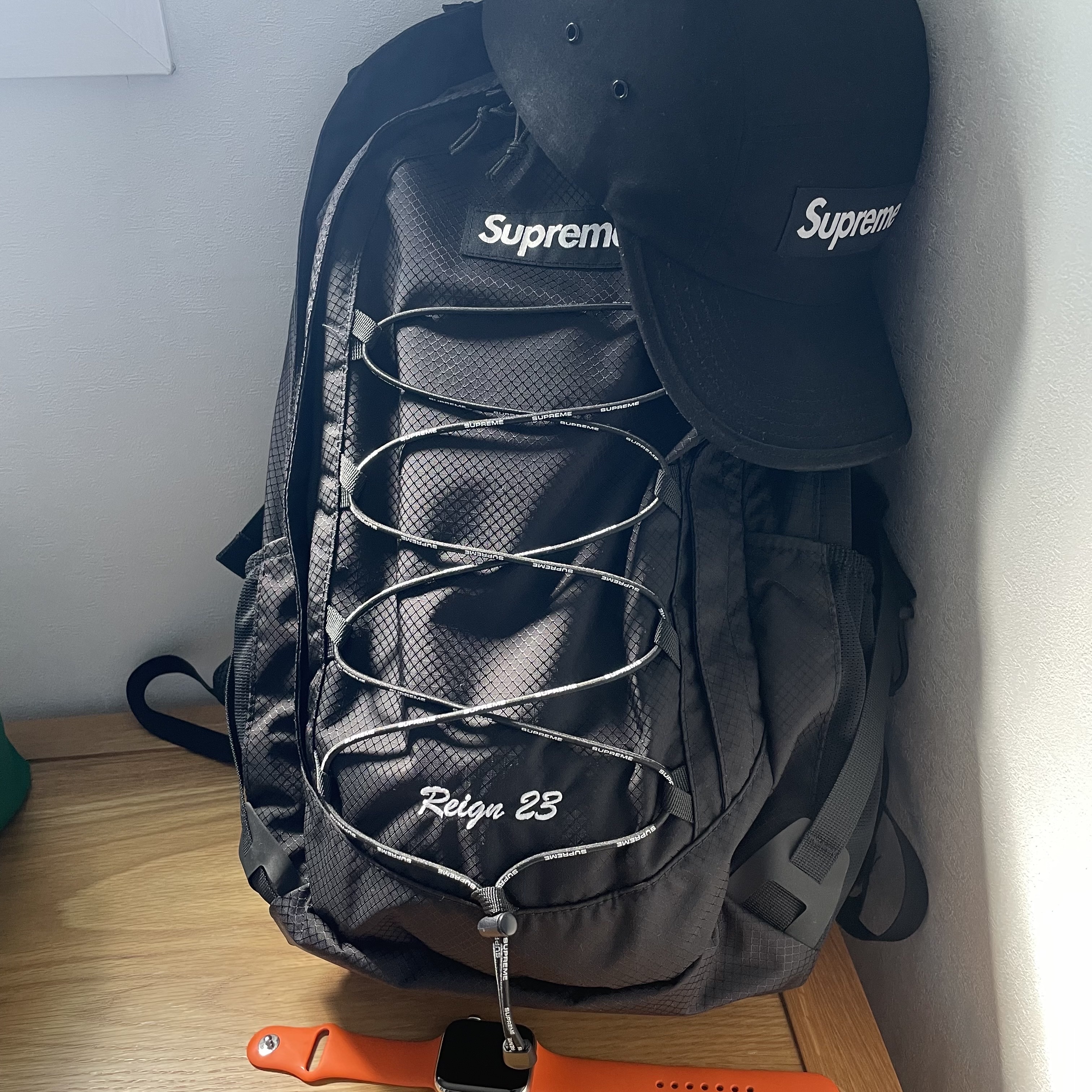 Supreme Backpack Black - 22SS, Supreme Washed Chino Twill Camp Cap Black 착용 스타일