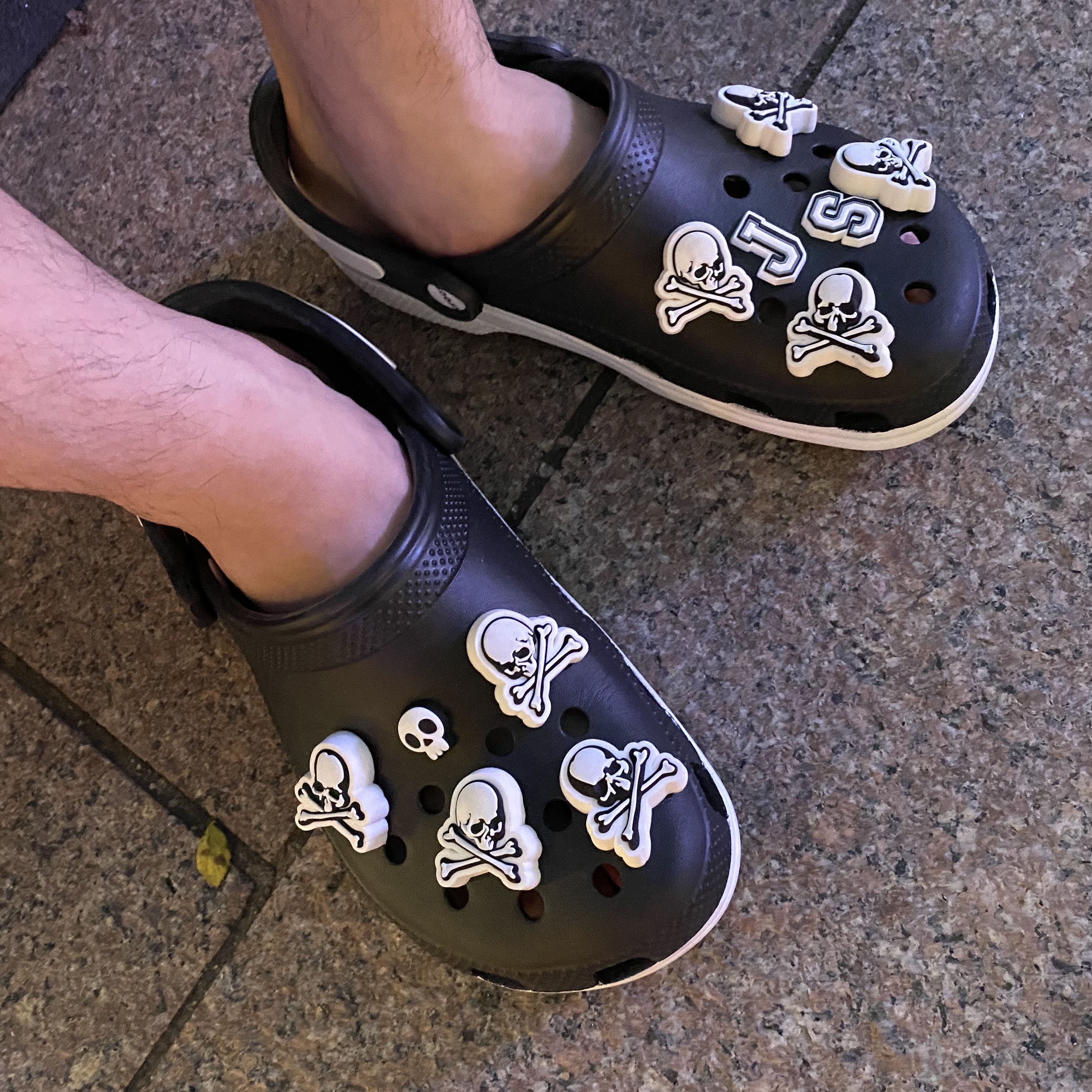 Crocs x Mastermind Classic Clog Black White 착용 스타일