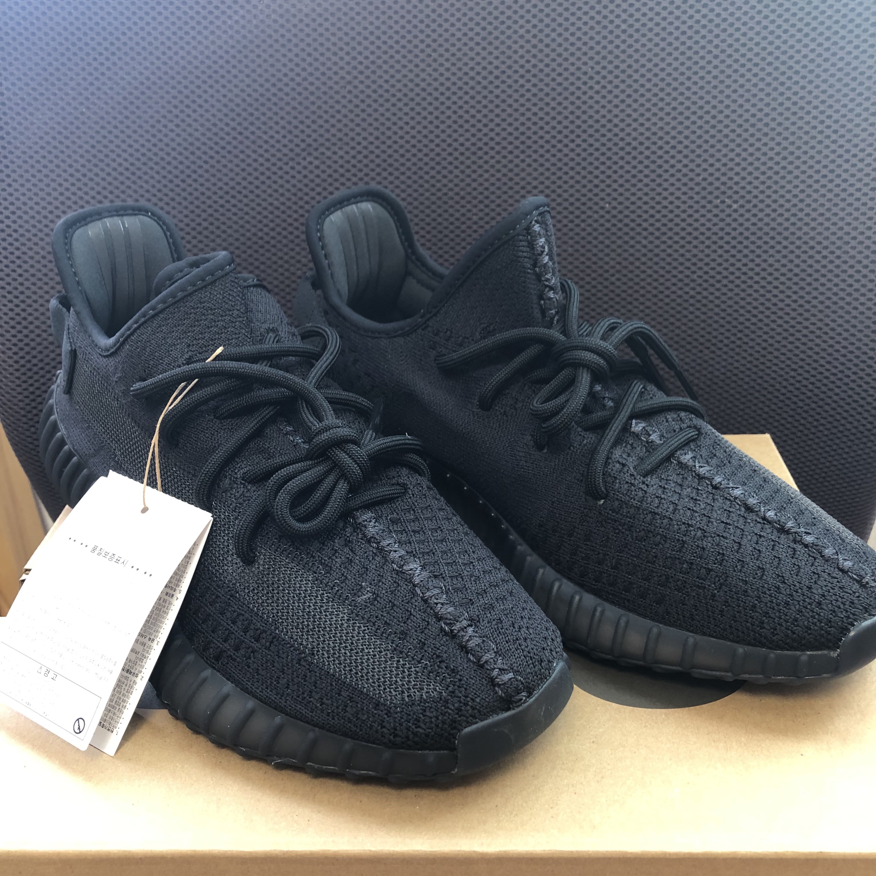 Adidas Yeezy Boost 350 V2 Onyx 착용 스타일 - 1