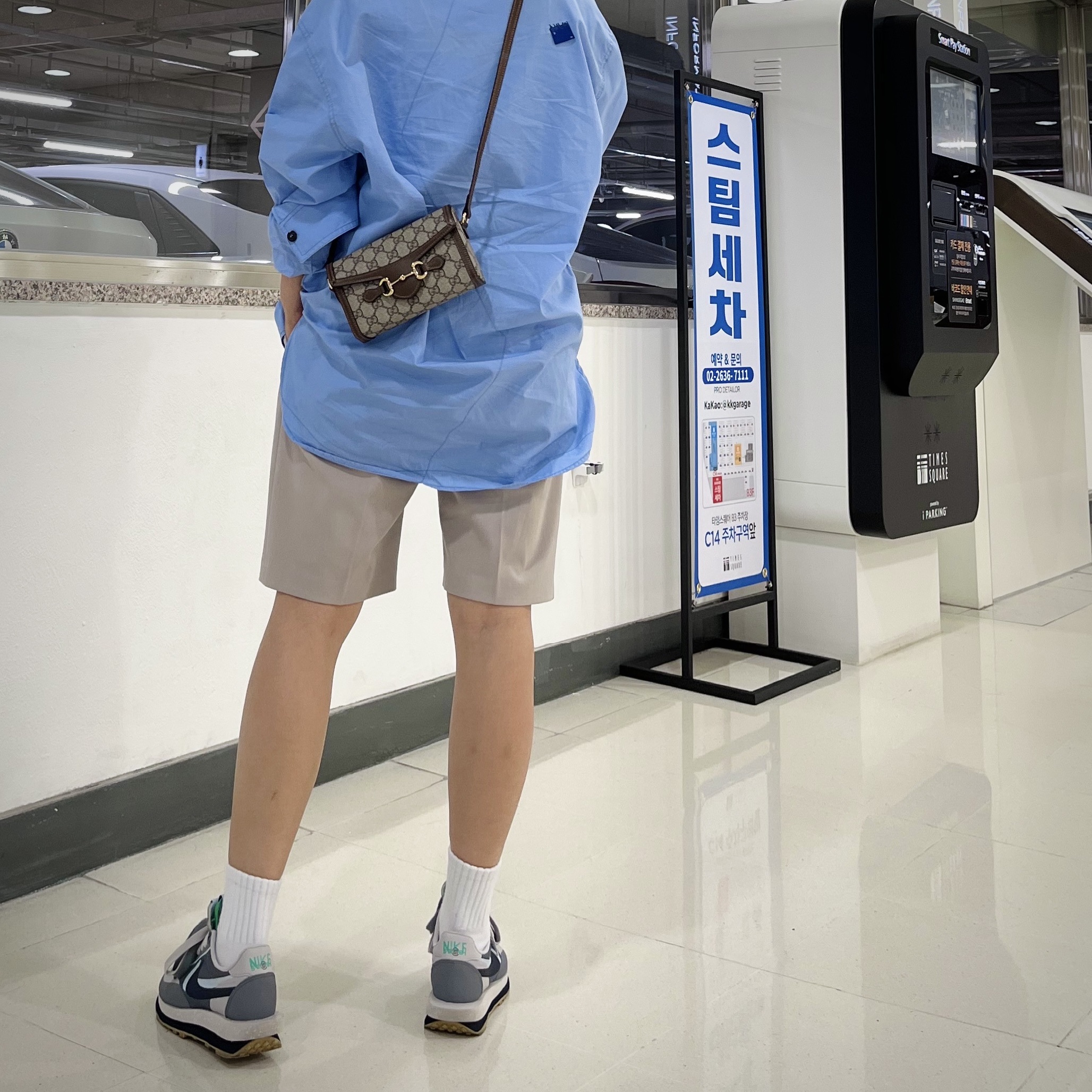 Gucci Horsebit 1955 Mini Bag Beige Ebony Brown, Nike x Sacai x Clot LDWaffle Cool Grey 착용 스타일 - 1