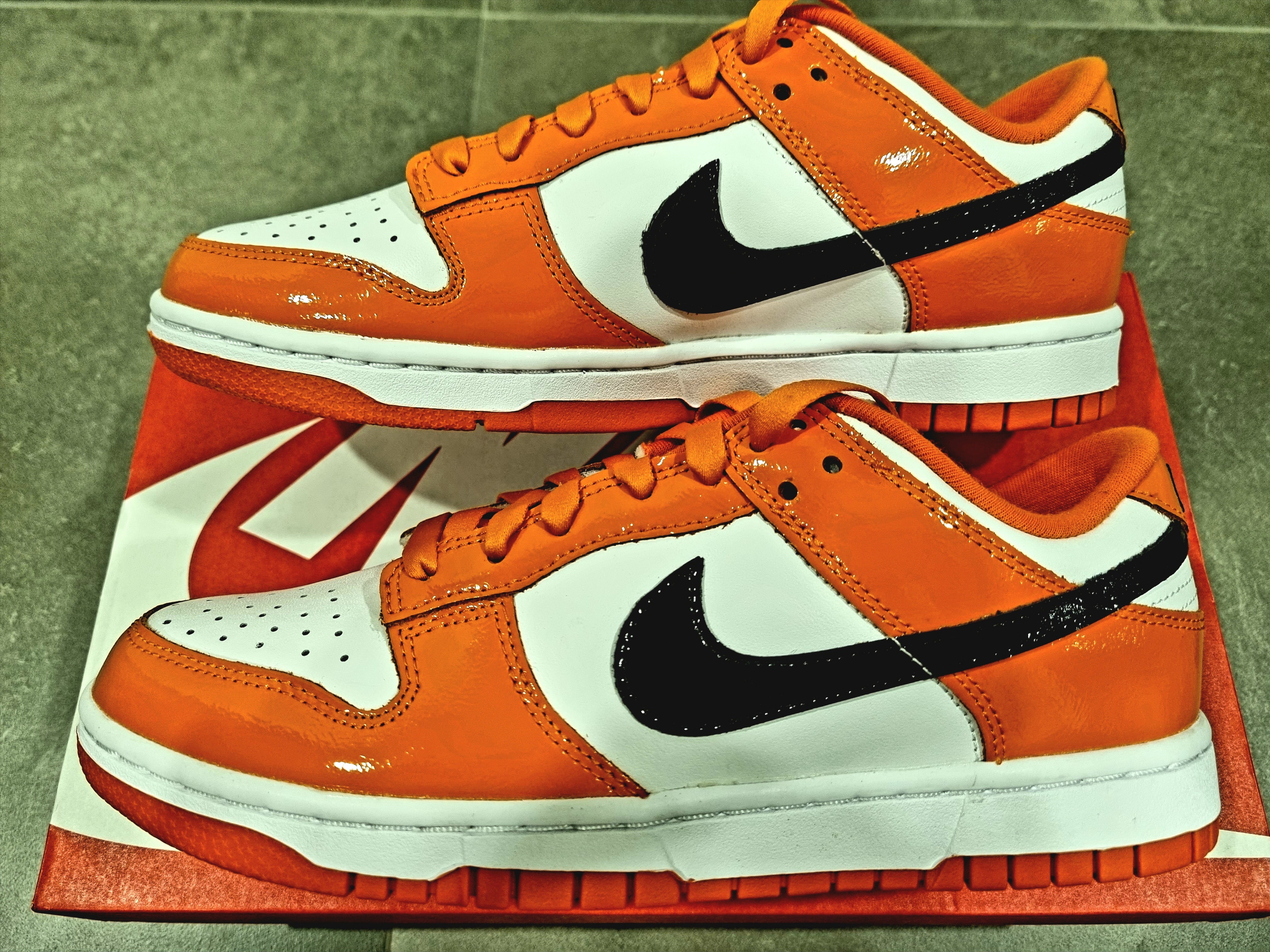 (W) Nike Dunk Low Essential Brilliant Orange 착용 스타일 - 2