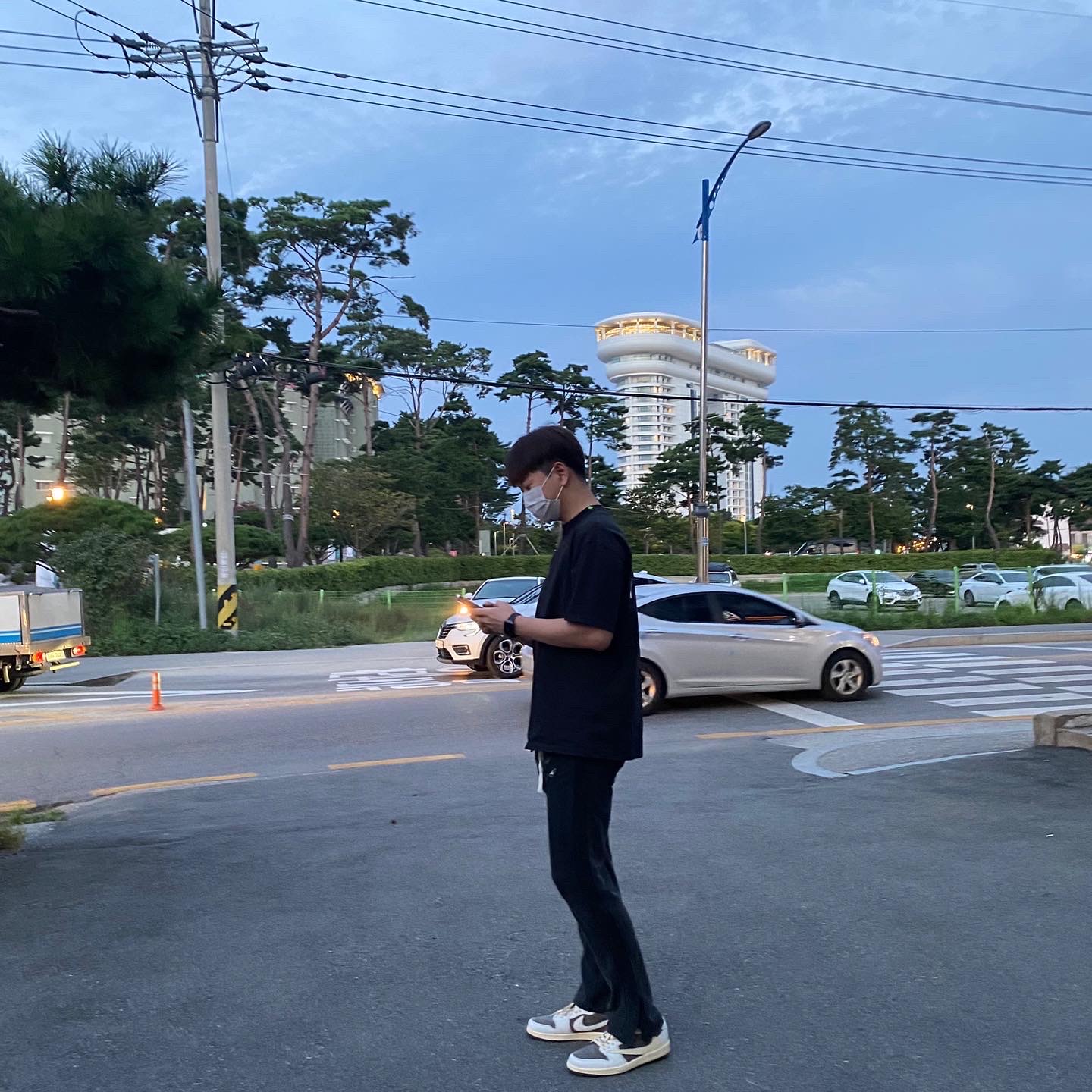 Jordan 1 x Travis Scott Retro Low OG SP Sail and Ridgerock 착용 스타일