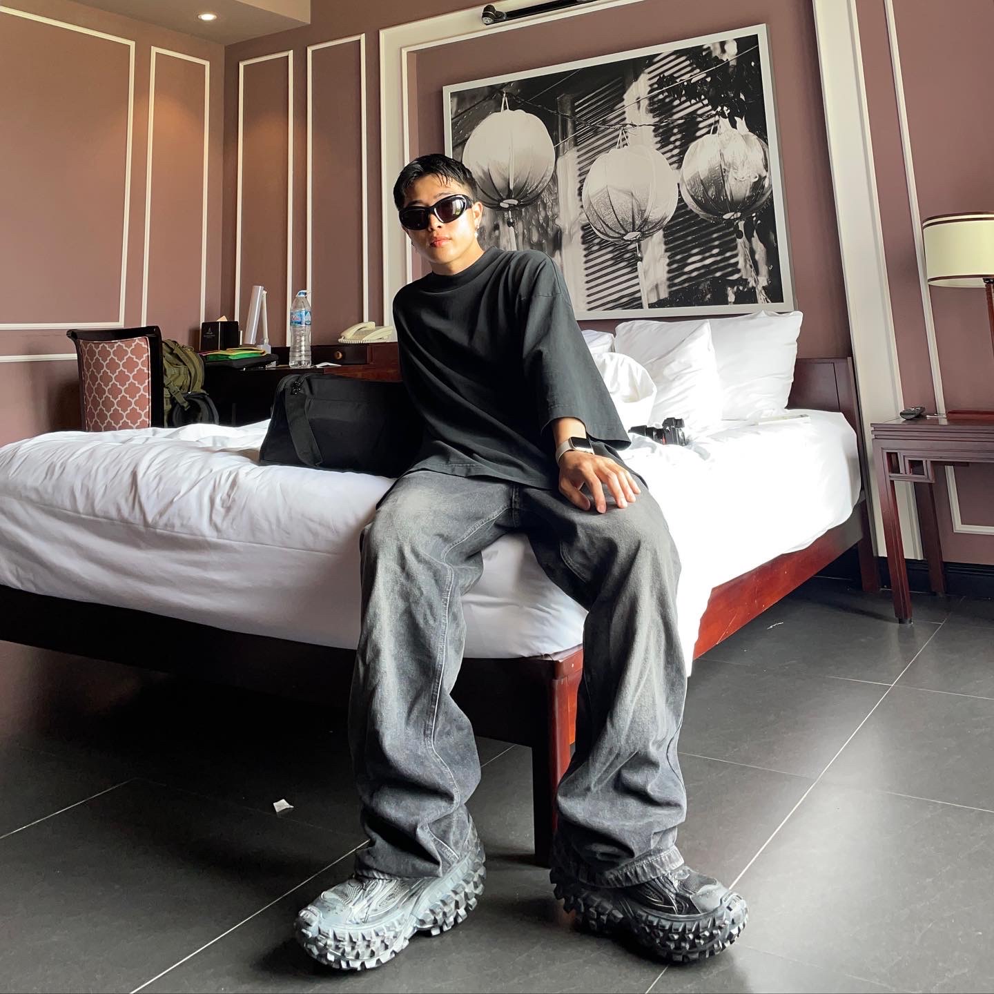 Yeezy Gap Engineered By Balenciaga Dove 3/4 Sleeve T-Shirt Washed Black, Balenciaga Defender Sneakers Black 착용 스타일 - 2