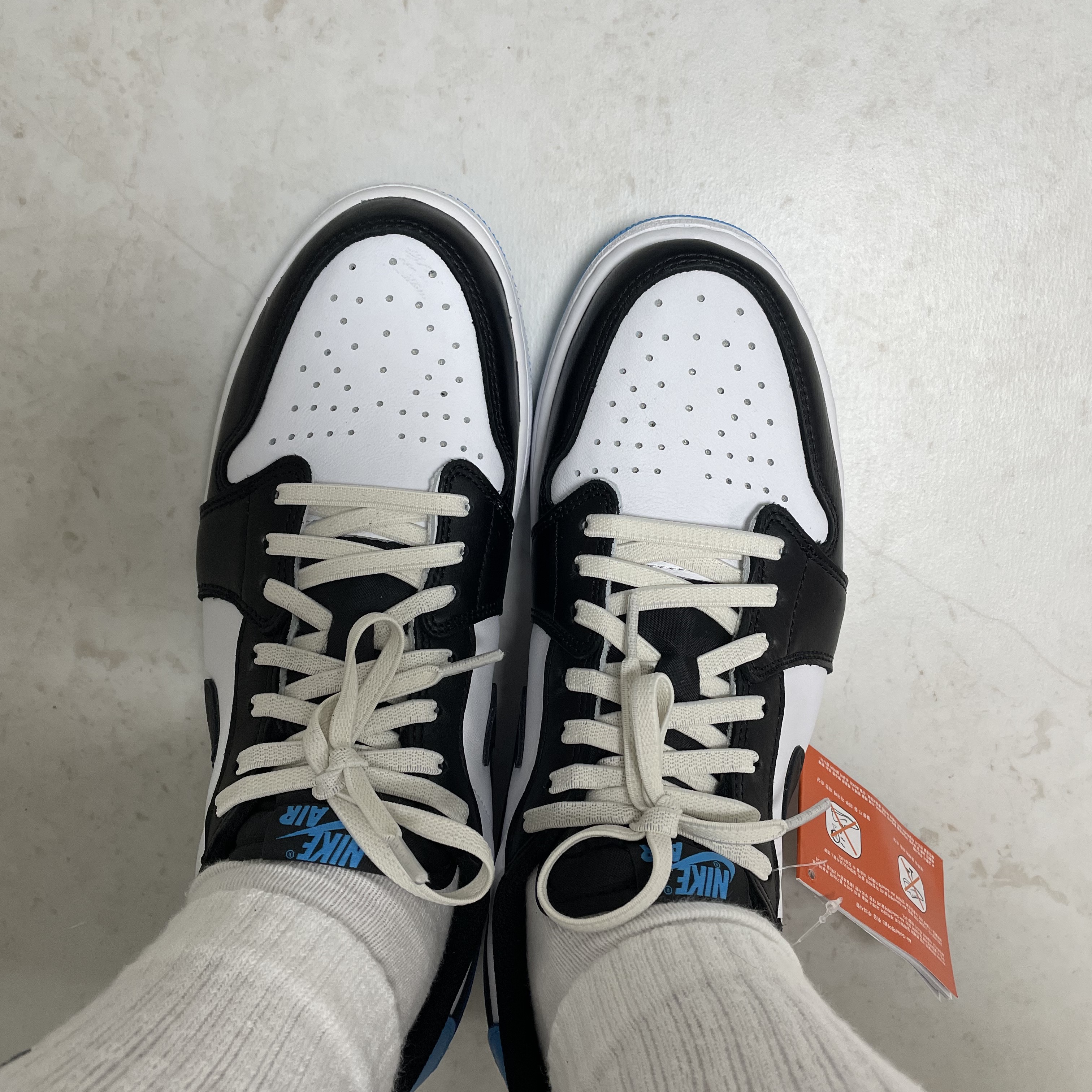 Jordan 1 Retro Low OG Black and Dark Powder Blue 착용 스타일 - 2