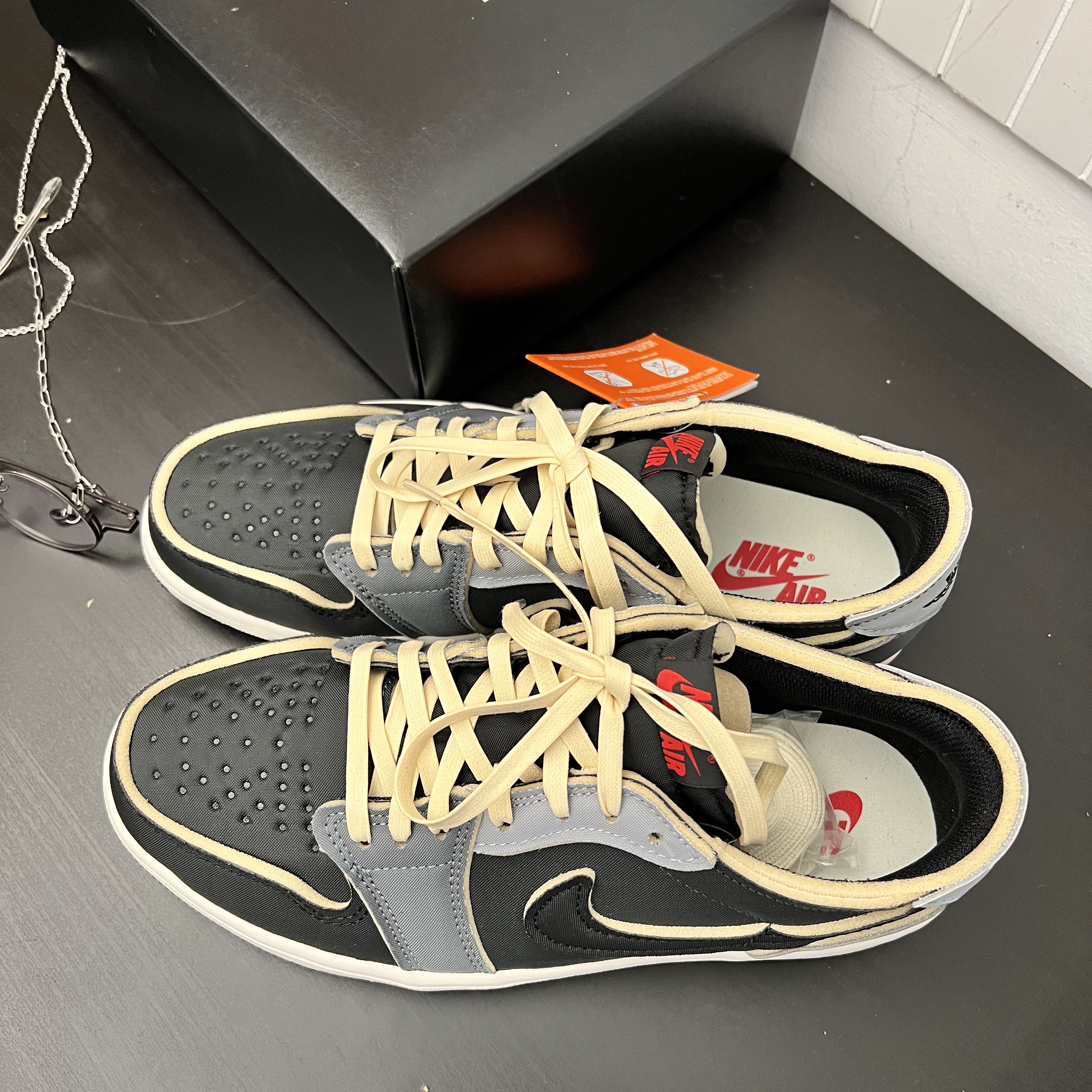 Jordan 1 Retro Low OG EX Black and Smoke Grey 착용 스타일