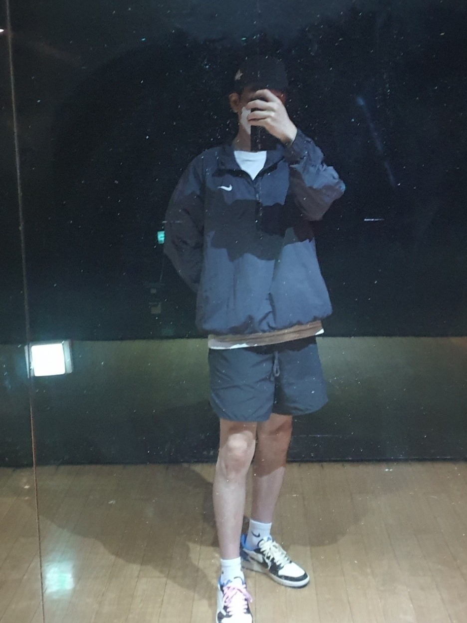 Jordan 1 x Travis Scott x Fragment Retro Low OG SP Military Blue, Nike x Stussy Windrunner Jacket Off Noir 착용 스타일 - 1