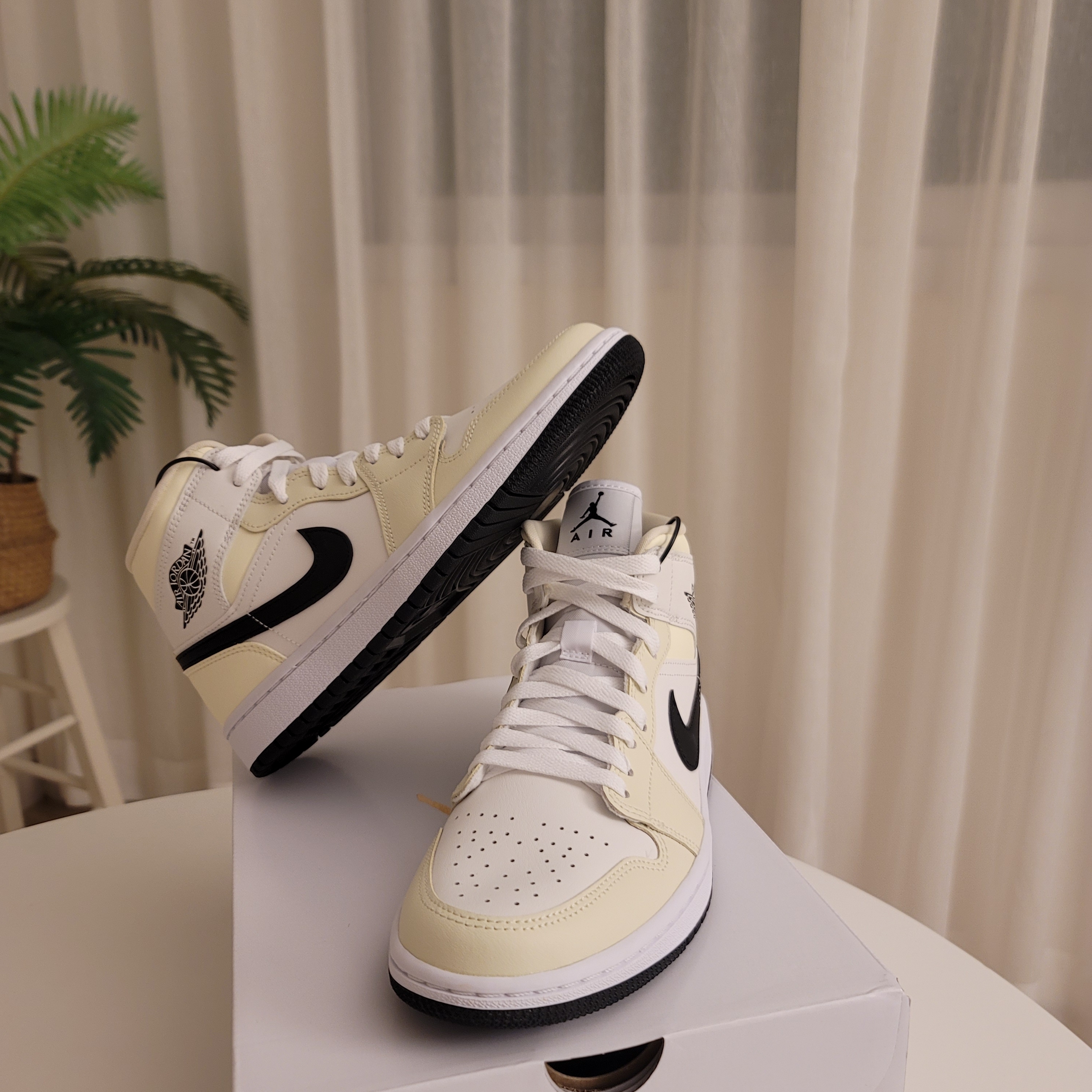 (W) Jordan 1 Mid Coconut Milk 착용 스타일 - 2