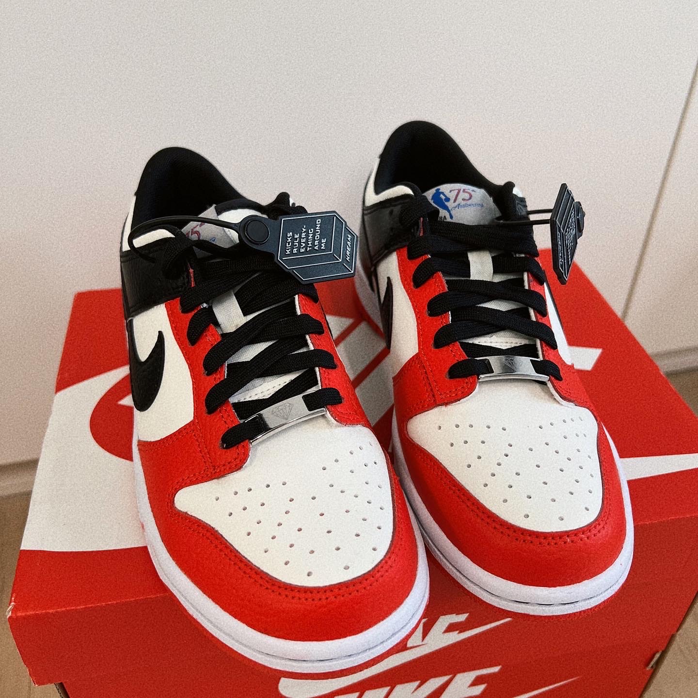 (GS) Nike x NBA Dunk Low Black and Chile Red 착용 스타일 - 2