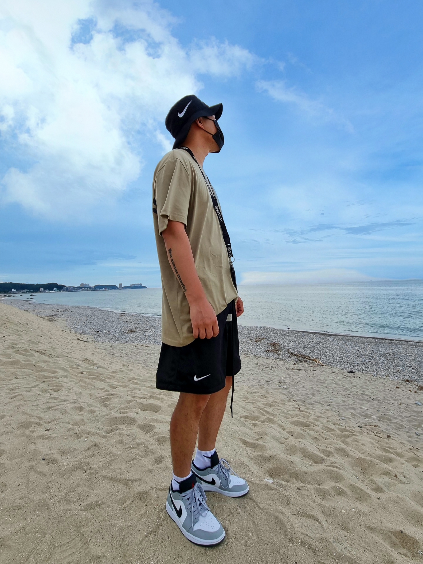 Nike x Fear of God Basketball Shorts Off Noir, Jordan 1 Low Light Smoke Grey 착용 스타일