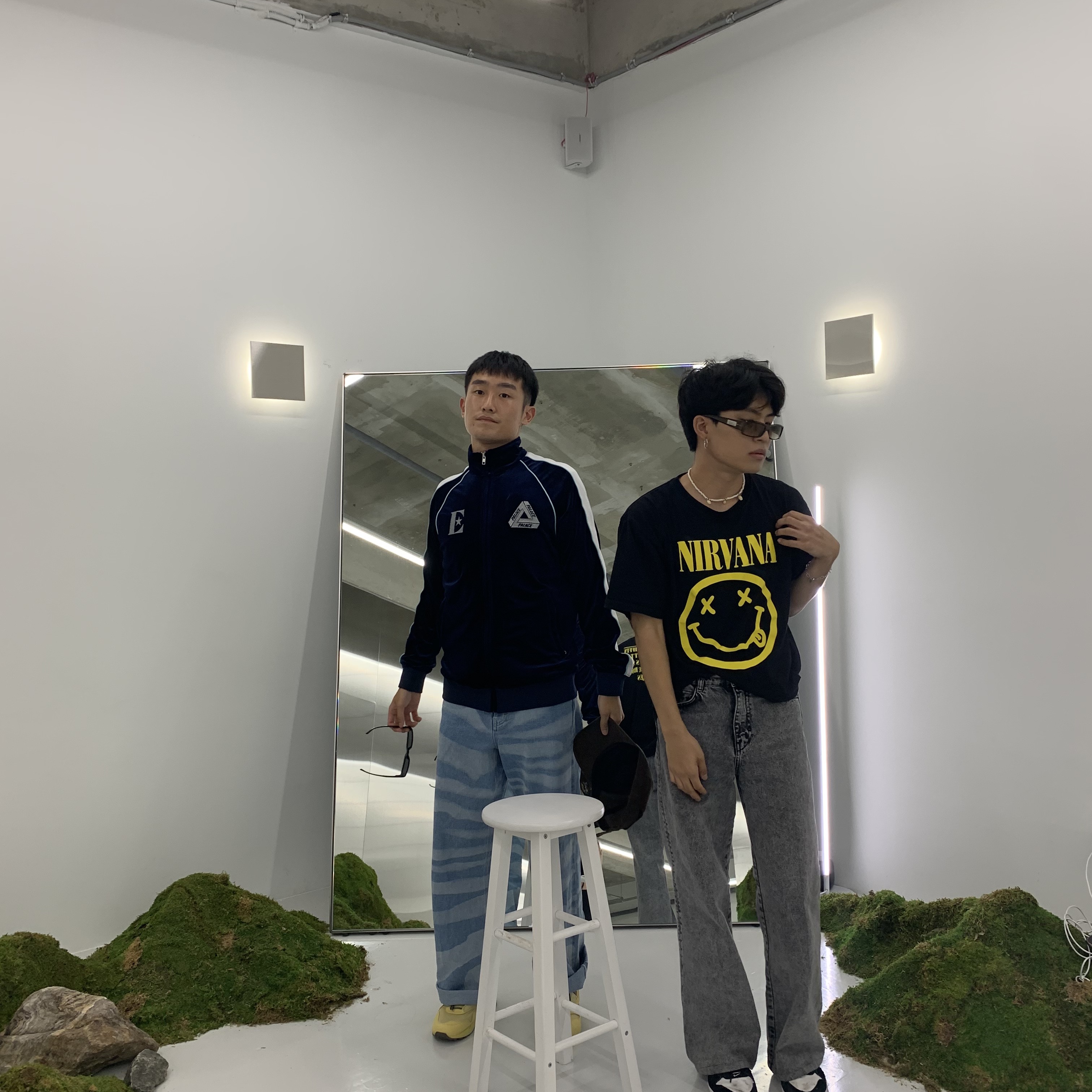 Palace x Elton John Velour Track Top Navy - 22SS, Nike x Travis Scott Air Max 1 Cact.us Gold 착용 스타일 - 2