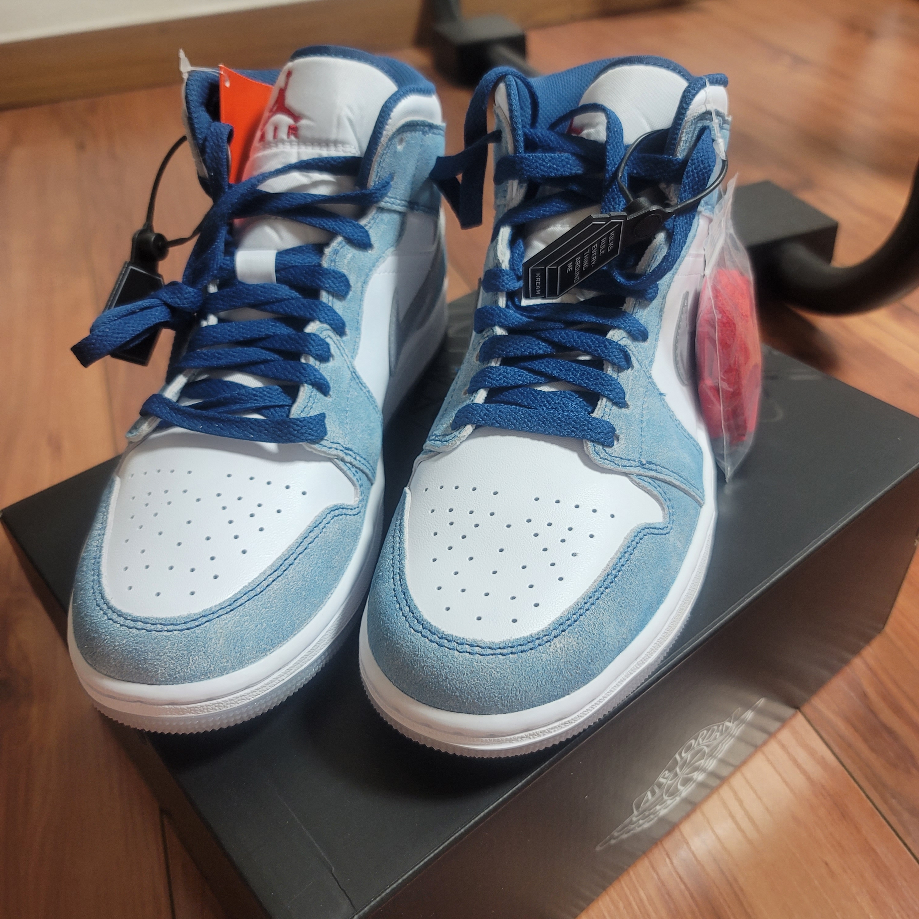 Jordan 1 Mid SE French Blue Fire Red 착용 스타일 - 3