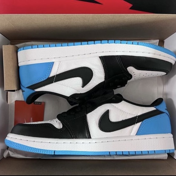Jordan 1 Retro Low OG Black and Dark Powder Blue 착용 스타일
