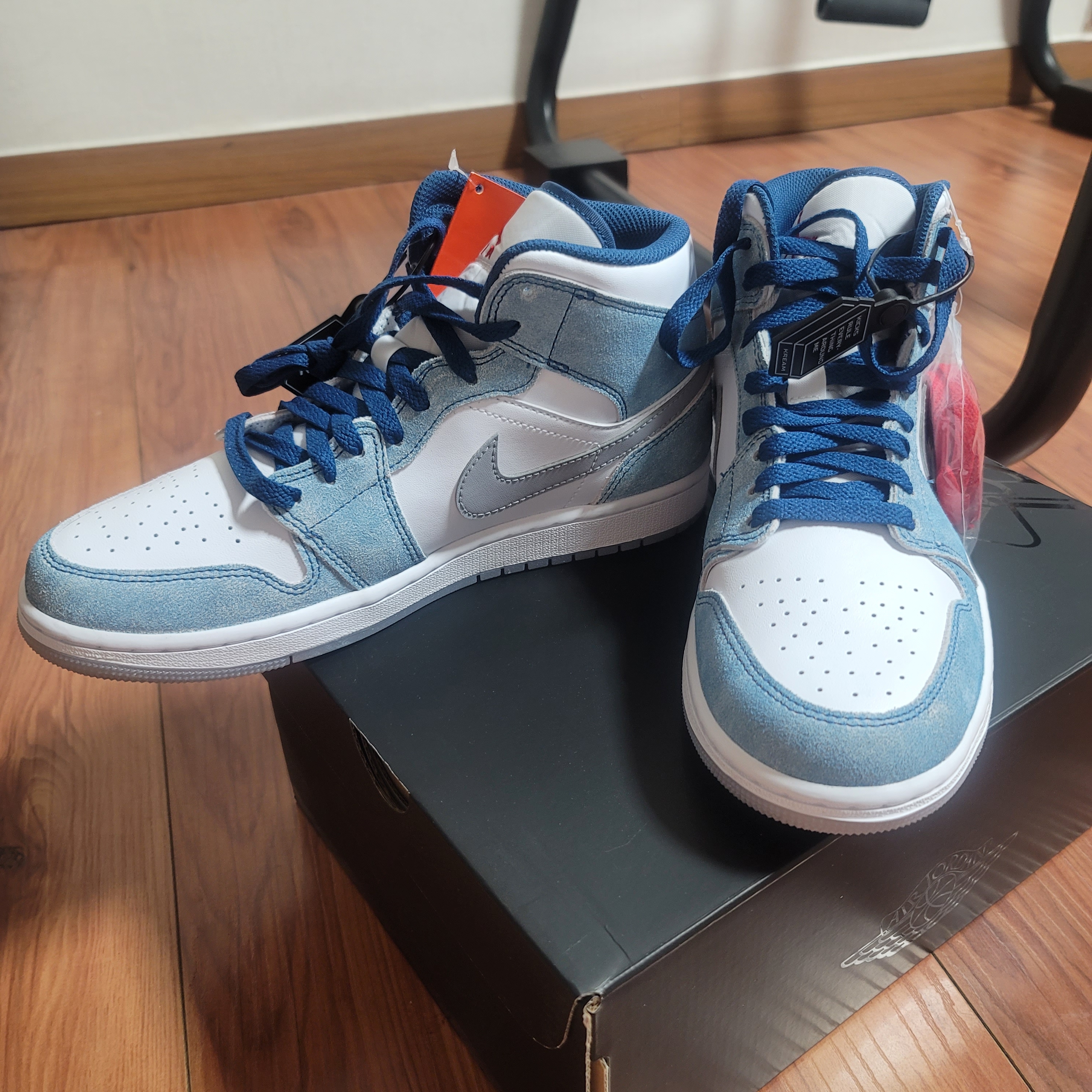 Jordan 1 Mid SE French Blue Fire Red 착용 스타일 - 2