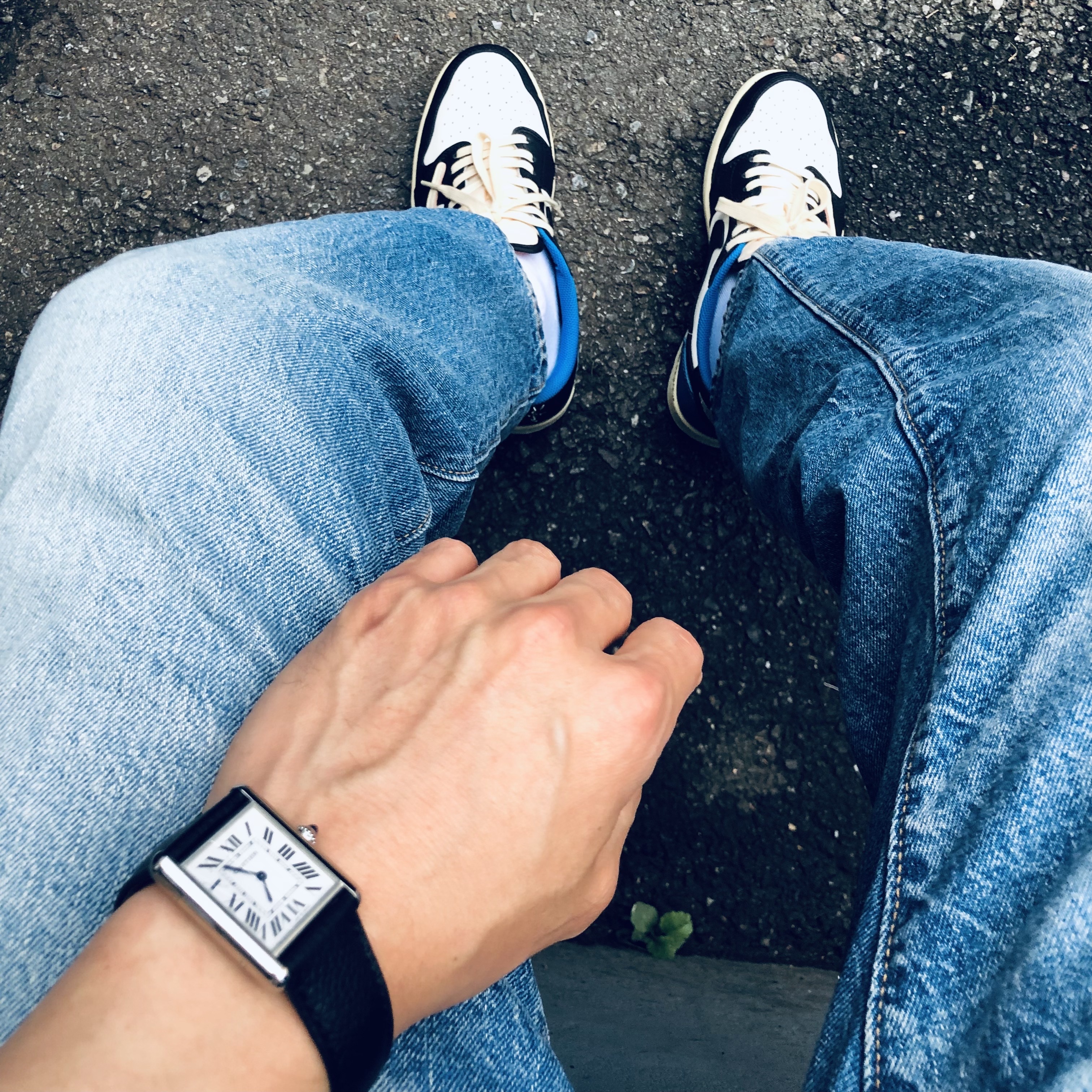 Cartier Tank Must Watch Large Quartz Steel Calfskin Black, Jordan 1 x Travis Scott x Fragment Retro Low OG SP Military Blue 착용 스타일