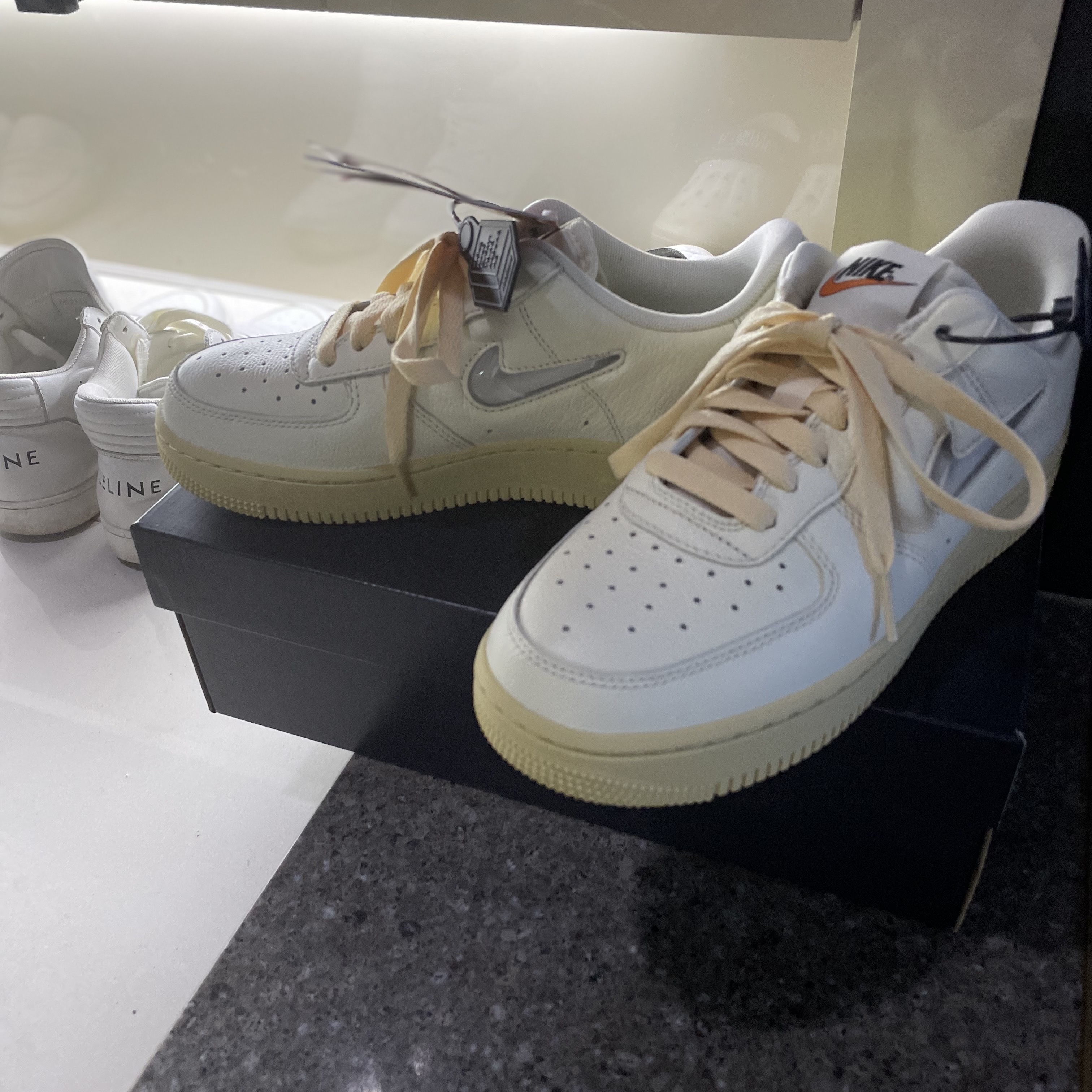 (W) Nike Air Force 1 '07 LX Coconut Milk and Lemon Wash, Bottega Veneta Padded Leather Cassette Black 착용 스타일 - 2