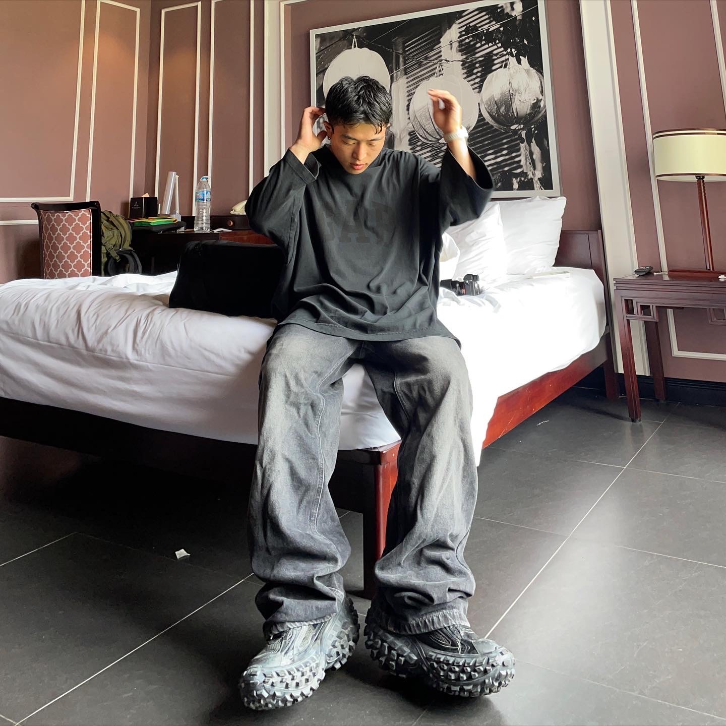 Yeezy Gap Engineered By Balenciaga Dove 3/4 Sleeve T-Shirt Washed Black, Balenciaga Defender Sneakers Black 착용 스타일 - 5