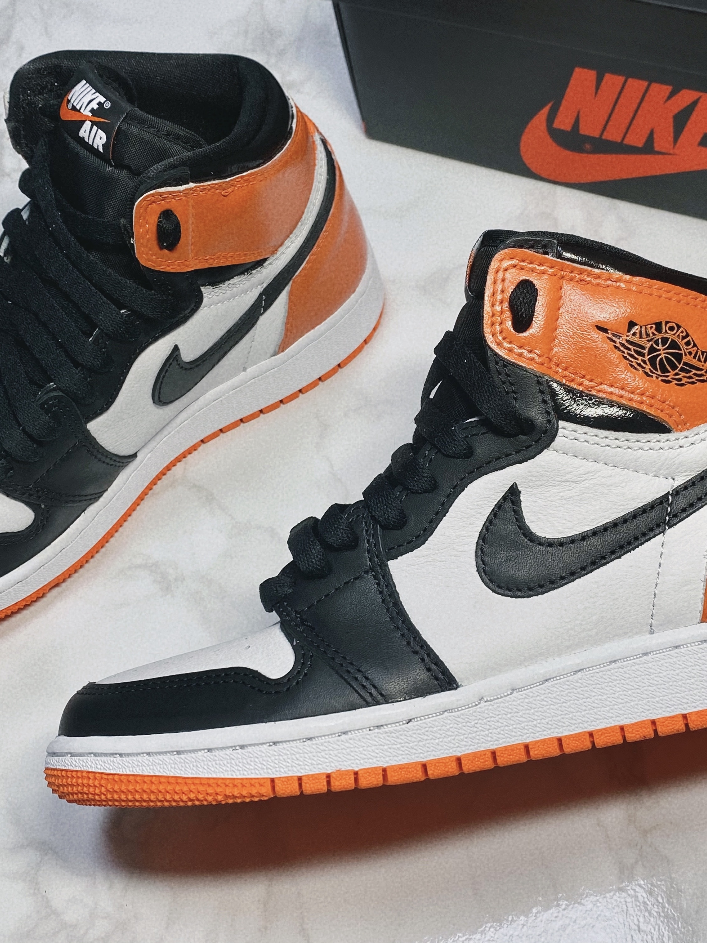 (GS) Jordan 1 Retro High OG Electro Orange, Jordan 1 Retro High OG Electro Orange 착용 스타일 - 2