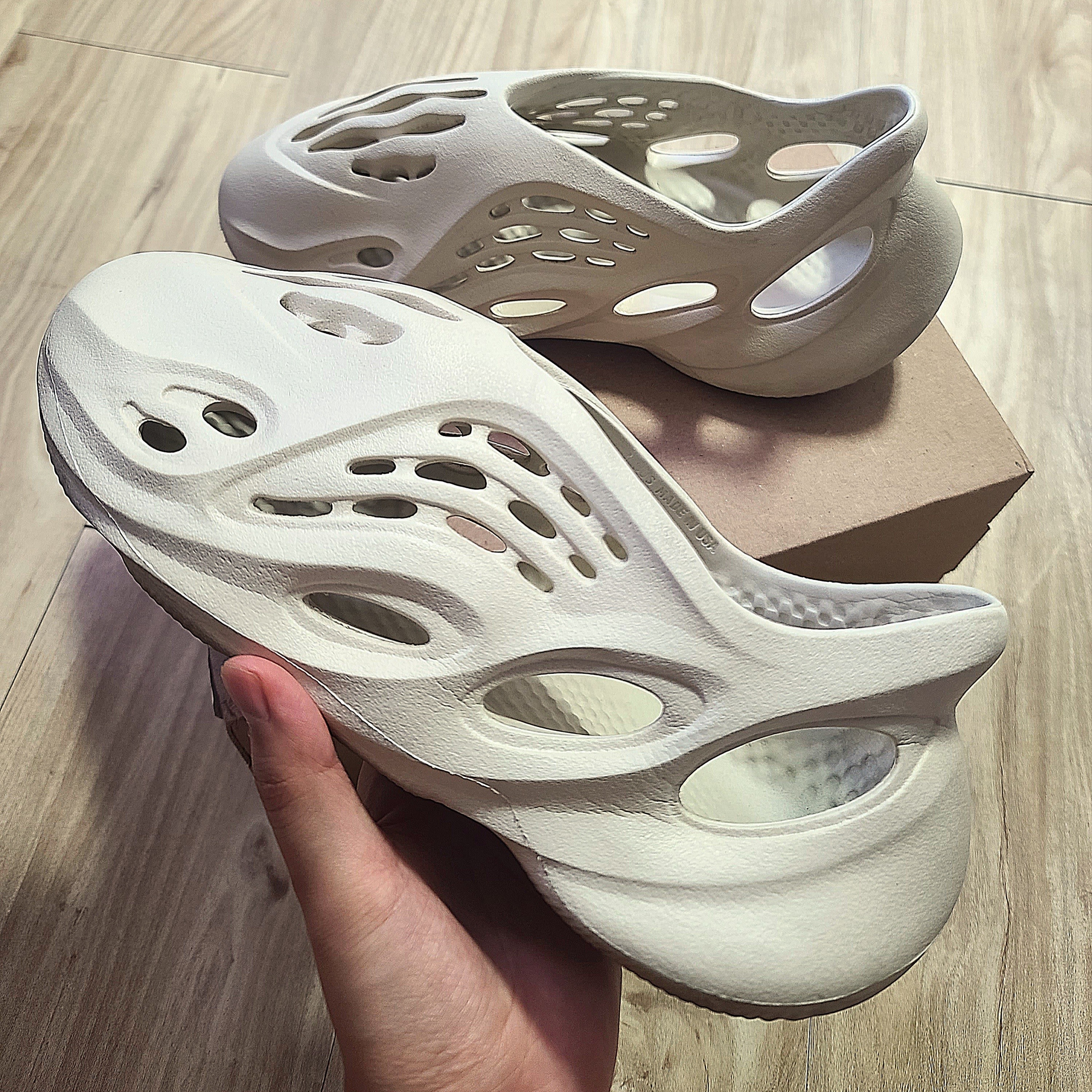 Adidas Yeezy Foam RNNR Sand 착용 스타일 - 2