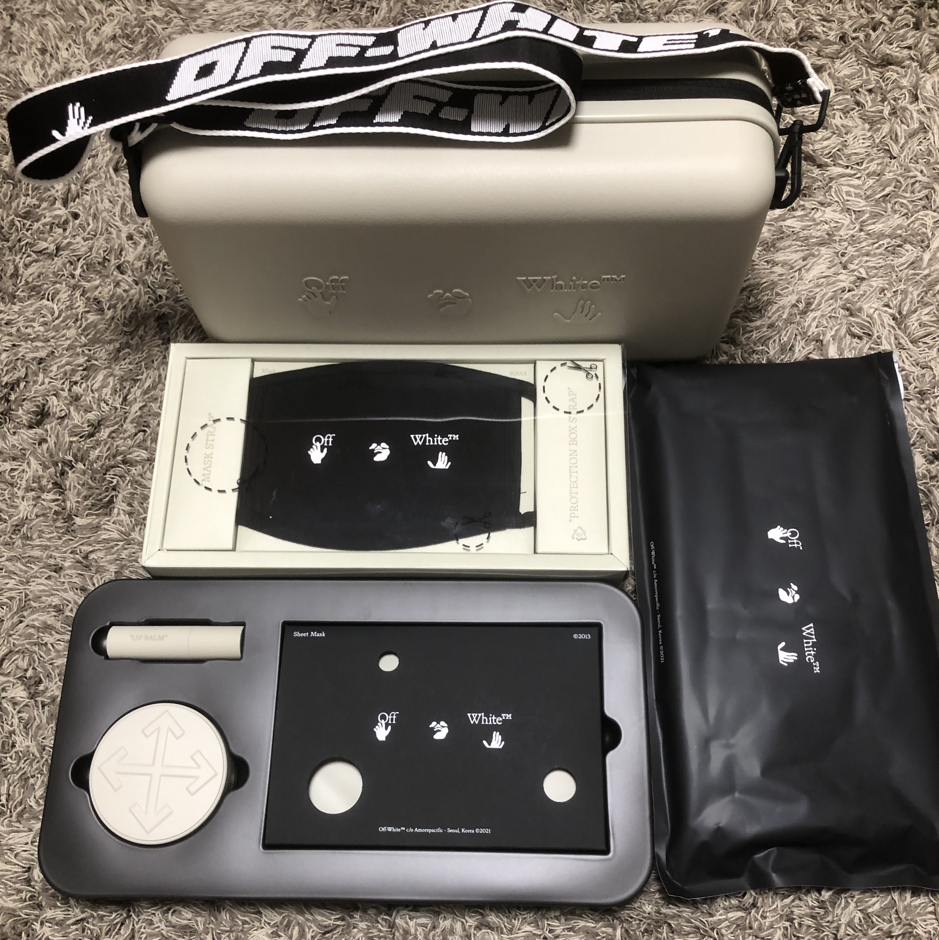 Off-White x Amore Pacific Protection Box (Without Cosmetics) 착용 스타일